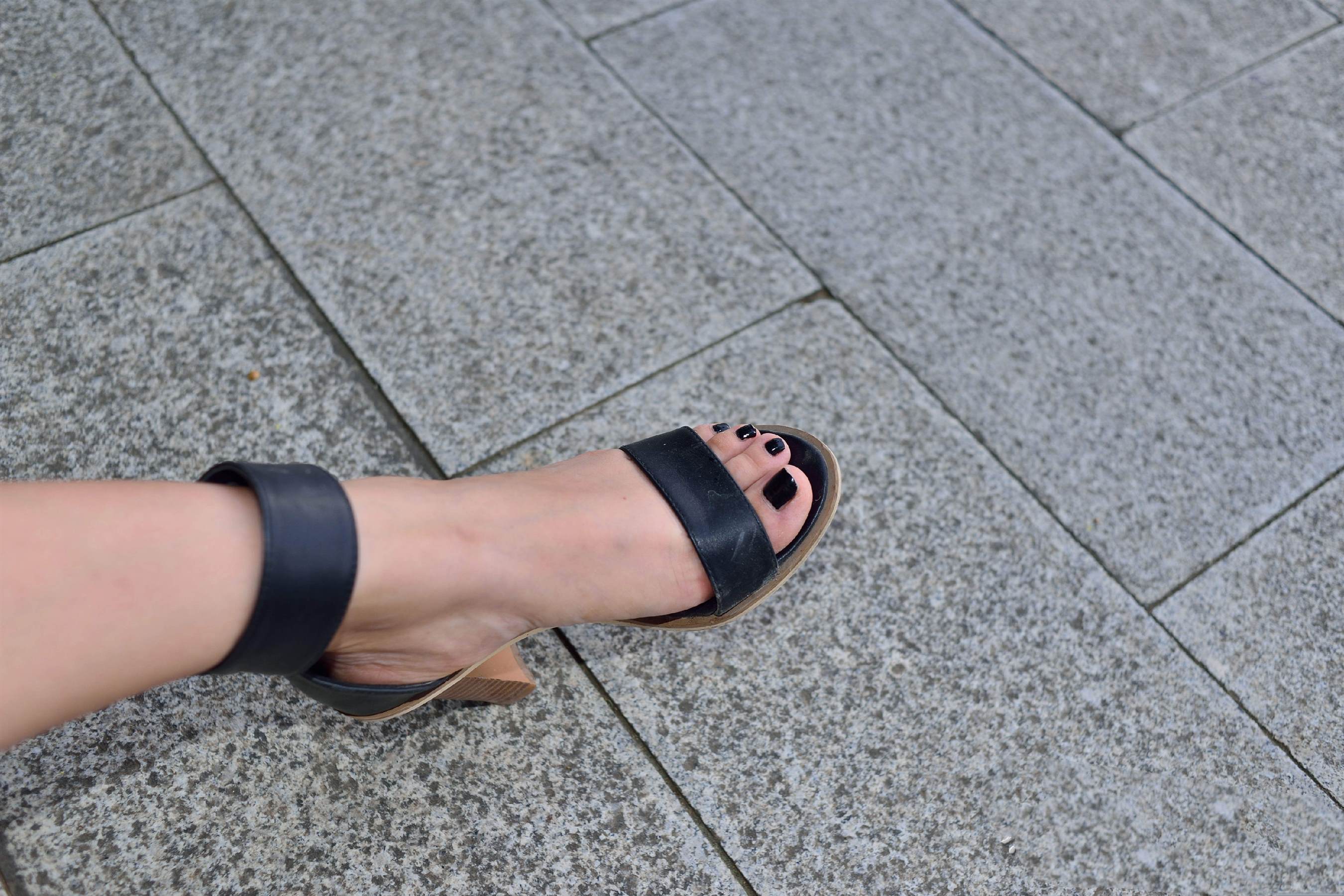 《树荫下的裸足脚丫》作品图