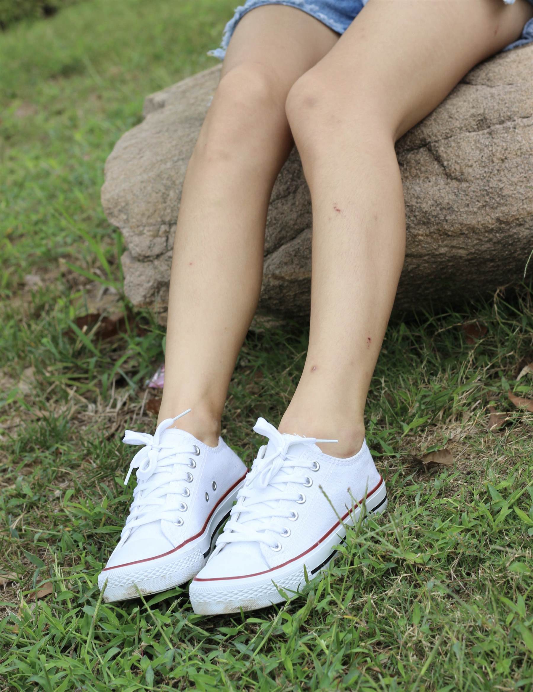 《学妹热裤帆布鞋の船袜脚丫》作品图