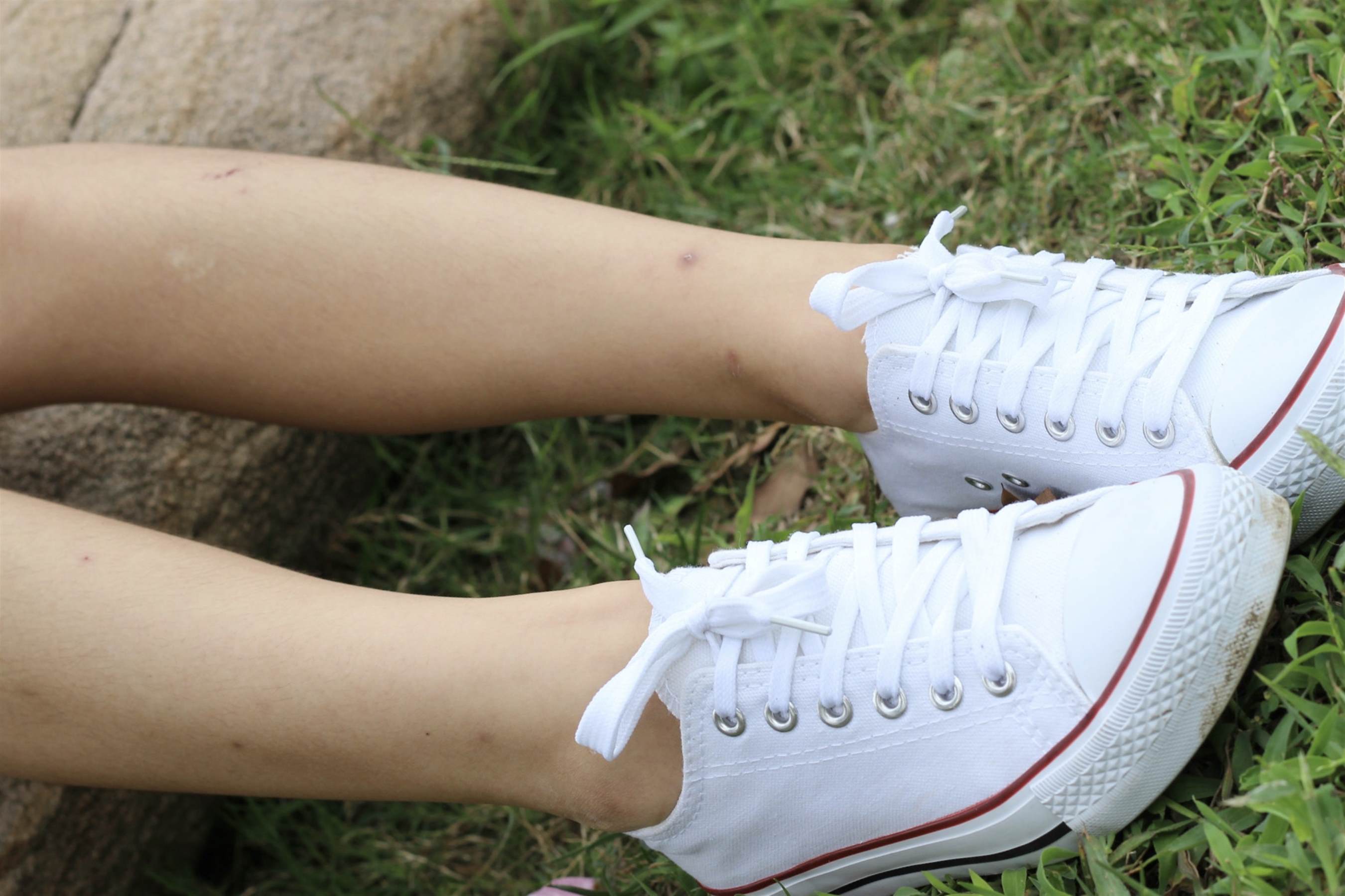 《学妹热裤帆布鞋の船袜脚丫》作品图