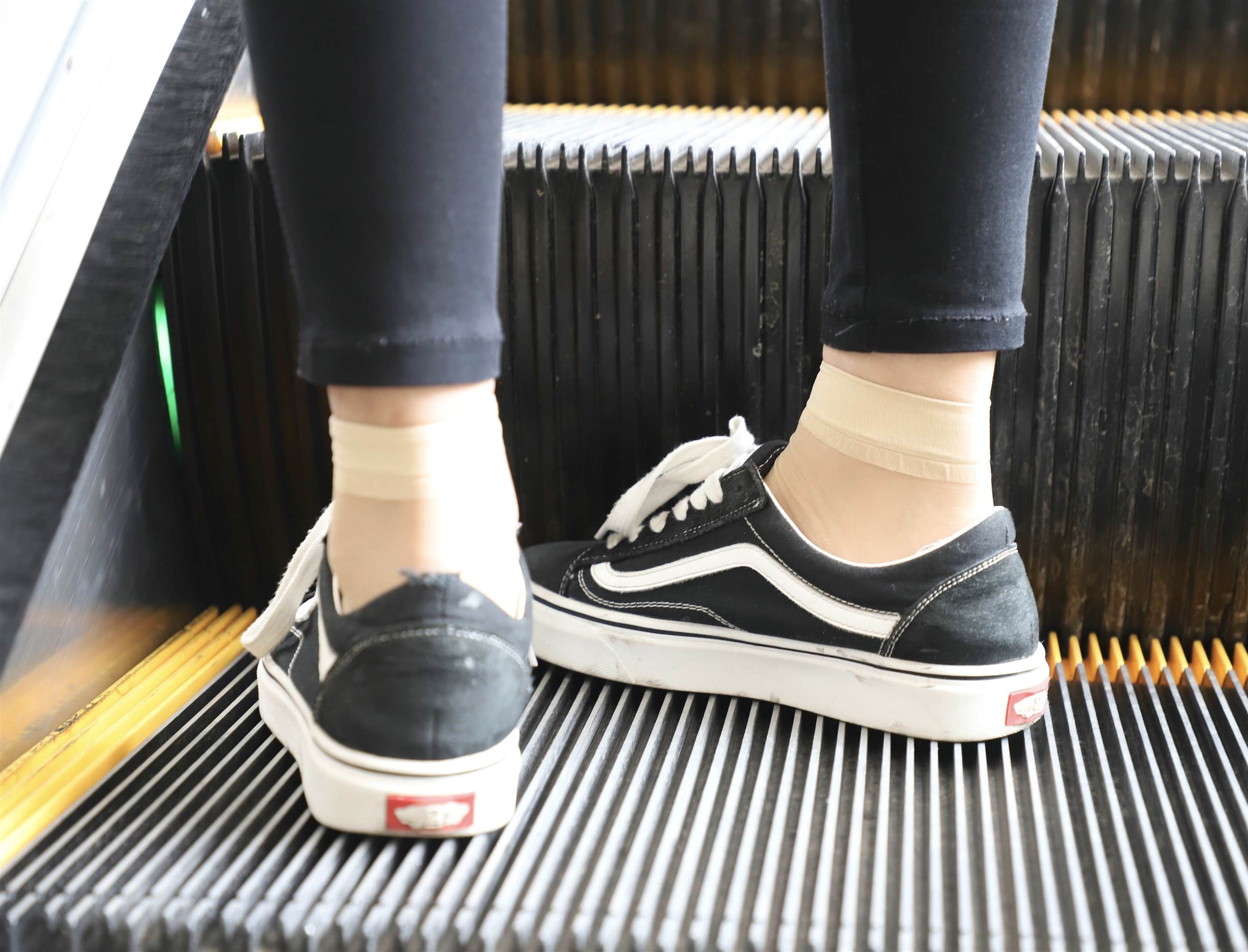 《学妹帆布鞋の脱丝全过程+视频1个》作品图