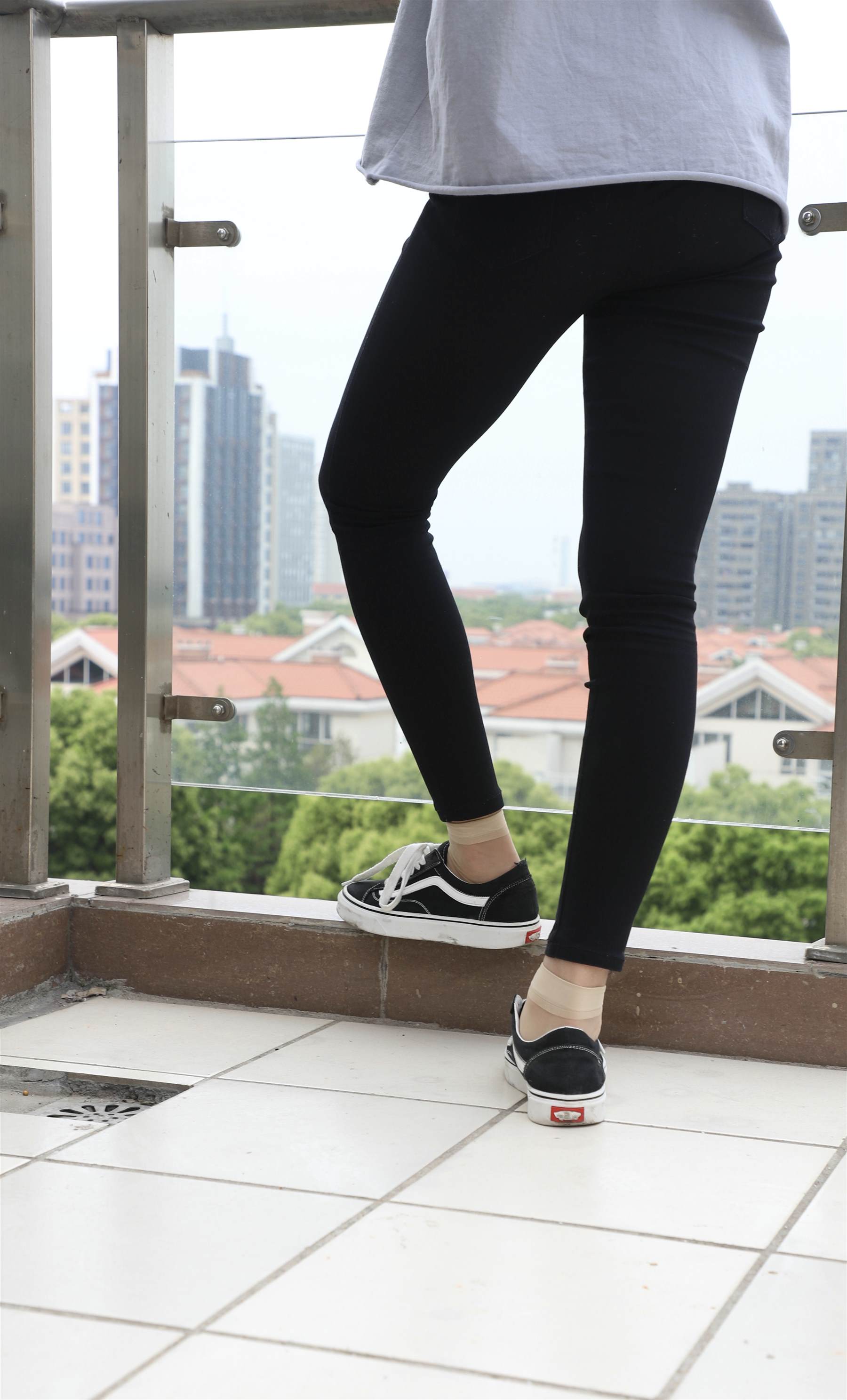 《学妹帆布鞋の脱丝全过程+视频1个》作品图