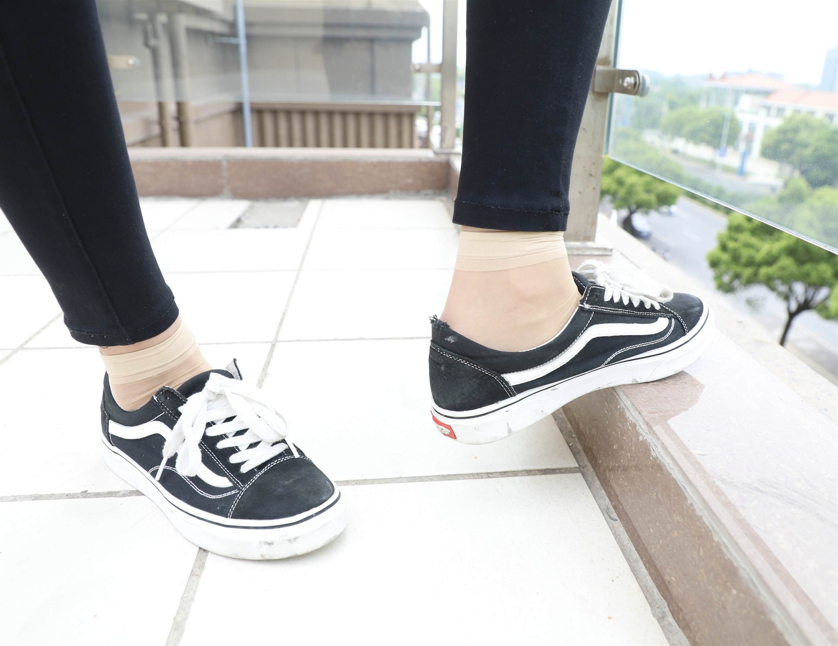 《学妹帆布鞋の脱丝全过程+视频1个》作品图