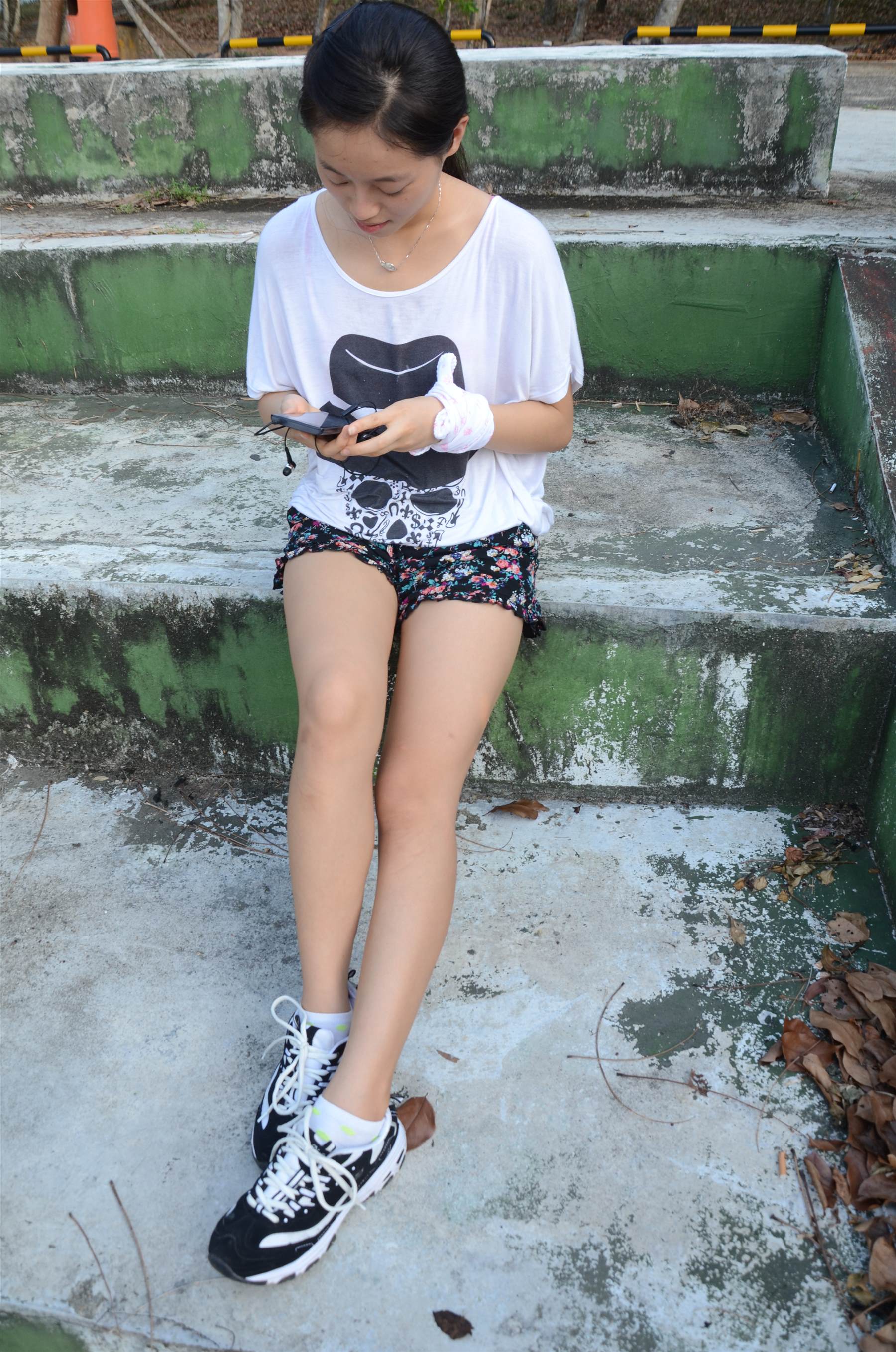 《运动鞋の白棉袜脚丫》作品图