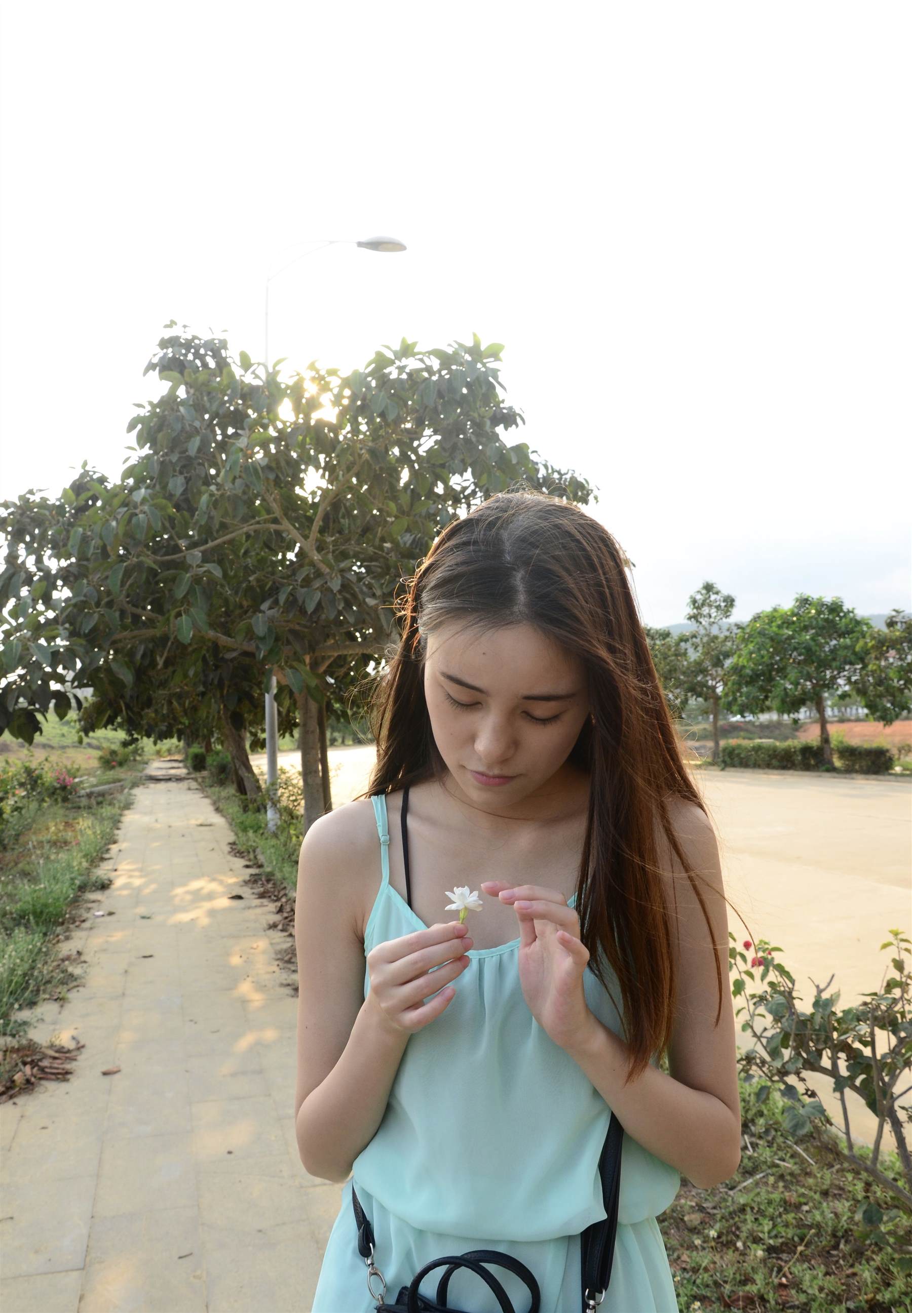 《操场上的帆布鞋の棉袜脚丫》作品图