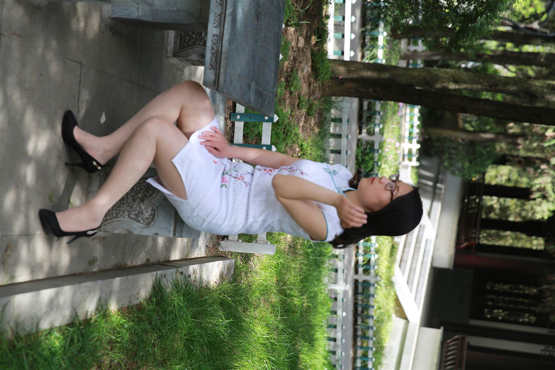 《旗袍高跟丝袜脚丫》作品图