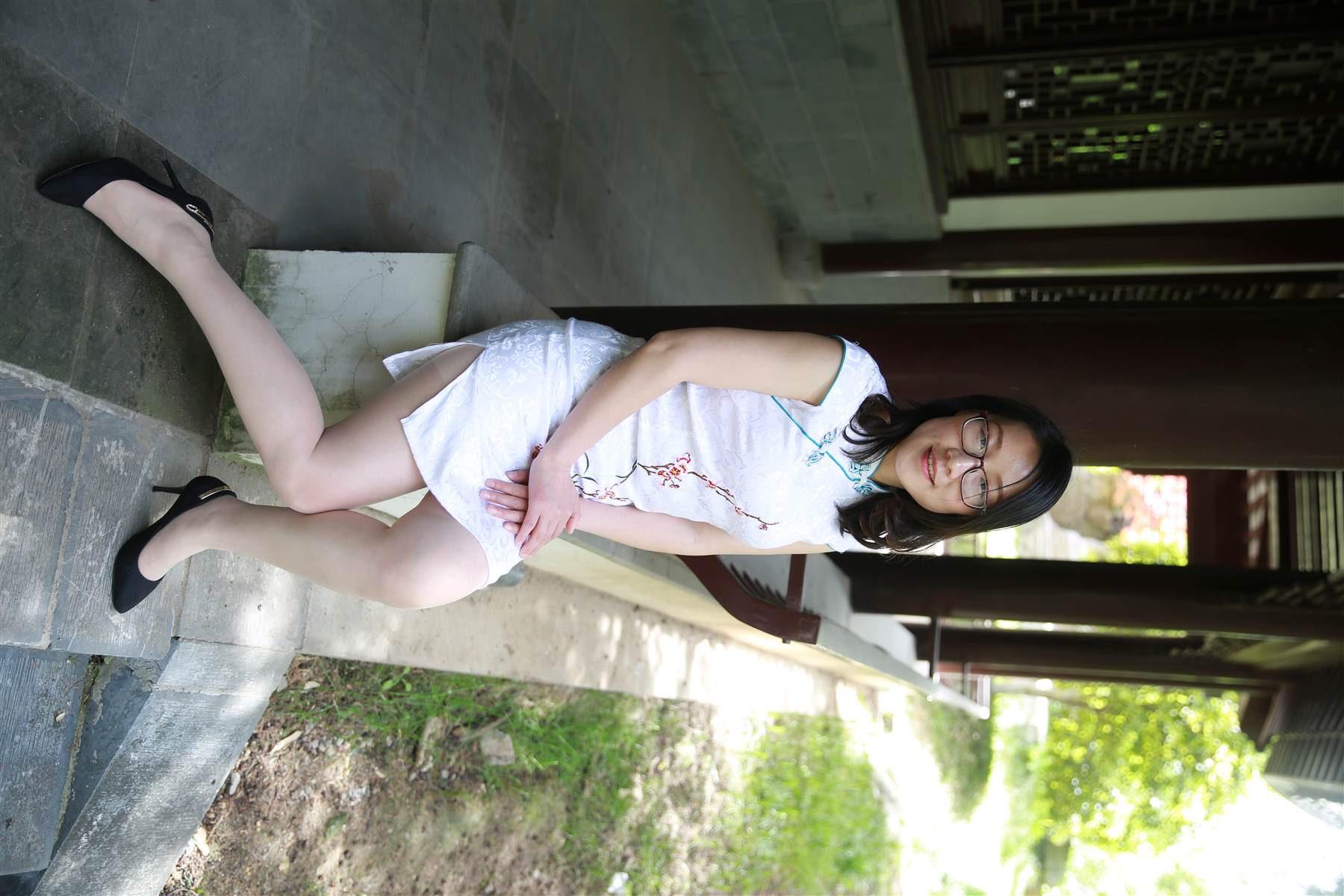 《旗袍高跟丝袜脚丫》作品图