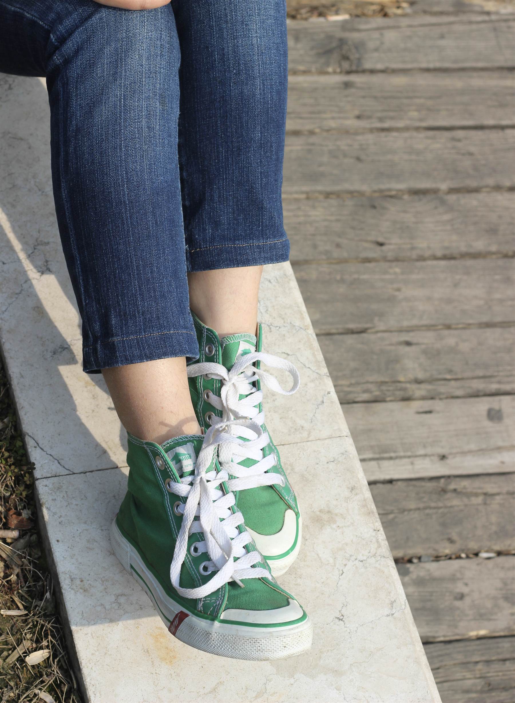 《学妹船袜脚の带脱穿袜过程》作品图