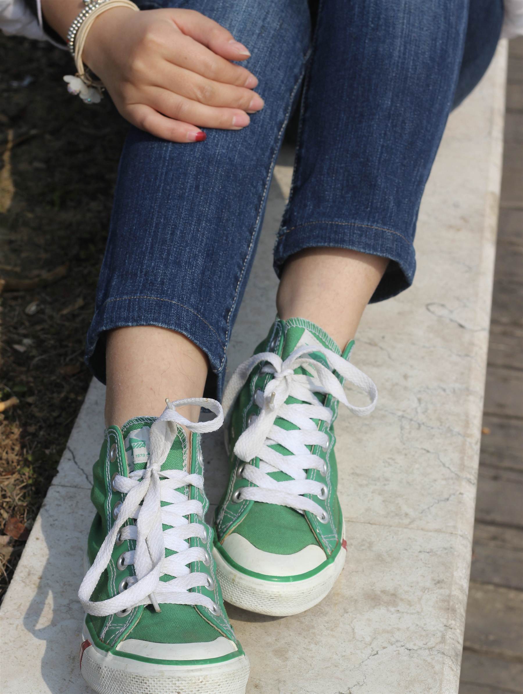 《学妹船袜脚の带脱穿袜过程》作品图