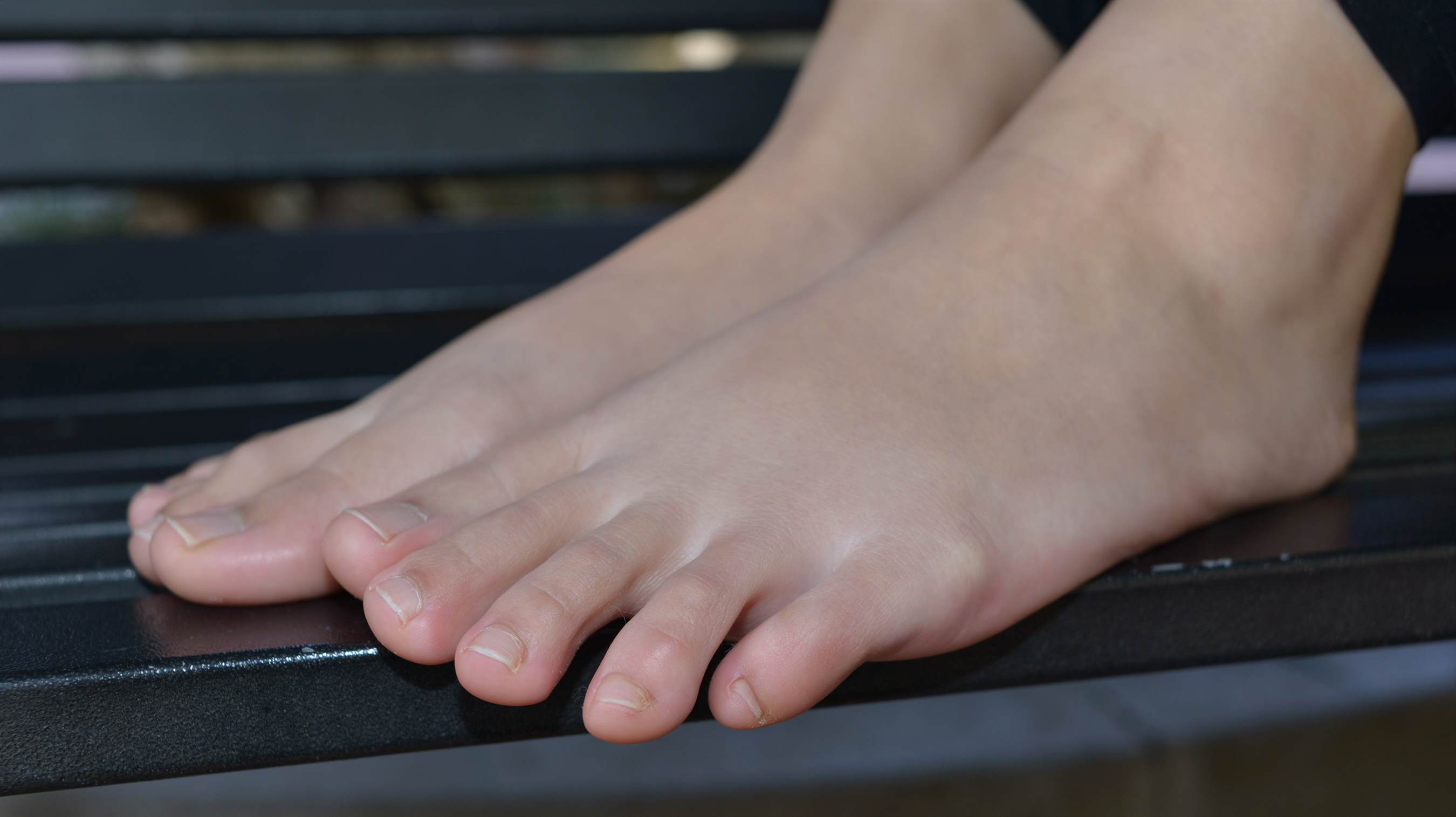 《休息椅上的裸足脚丫》作品图