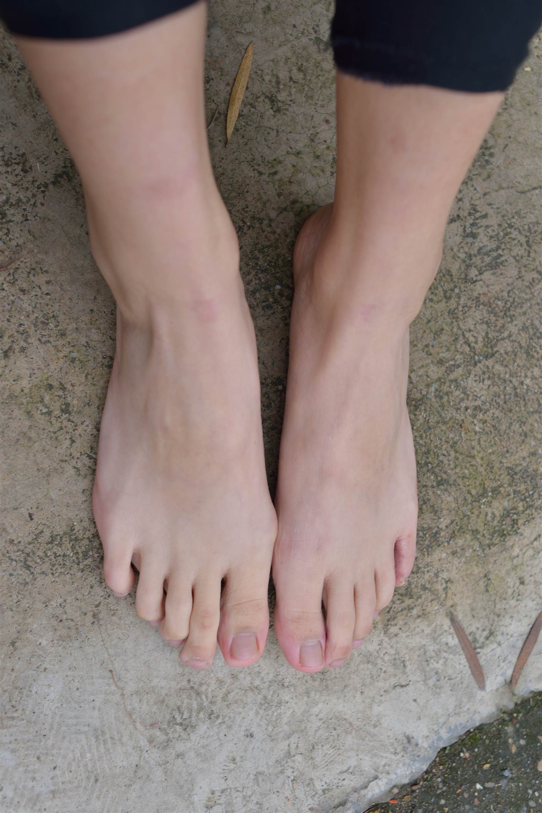 《小艺有点脏的嫩足》作品图