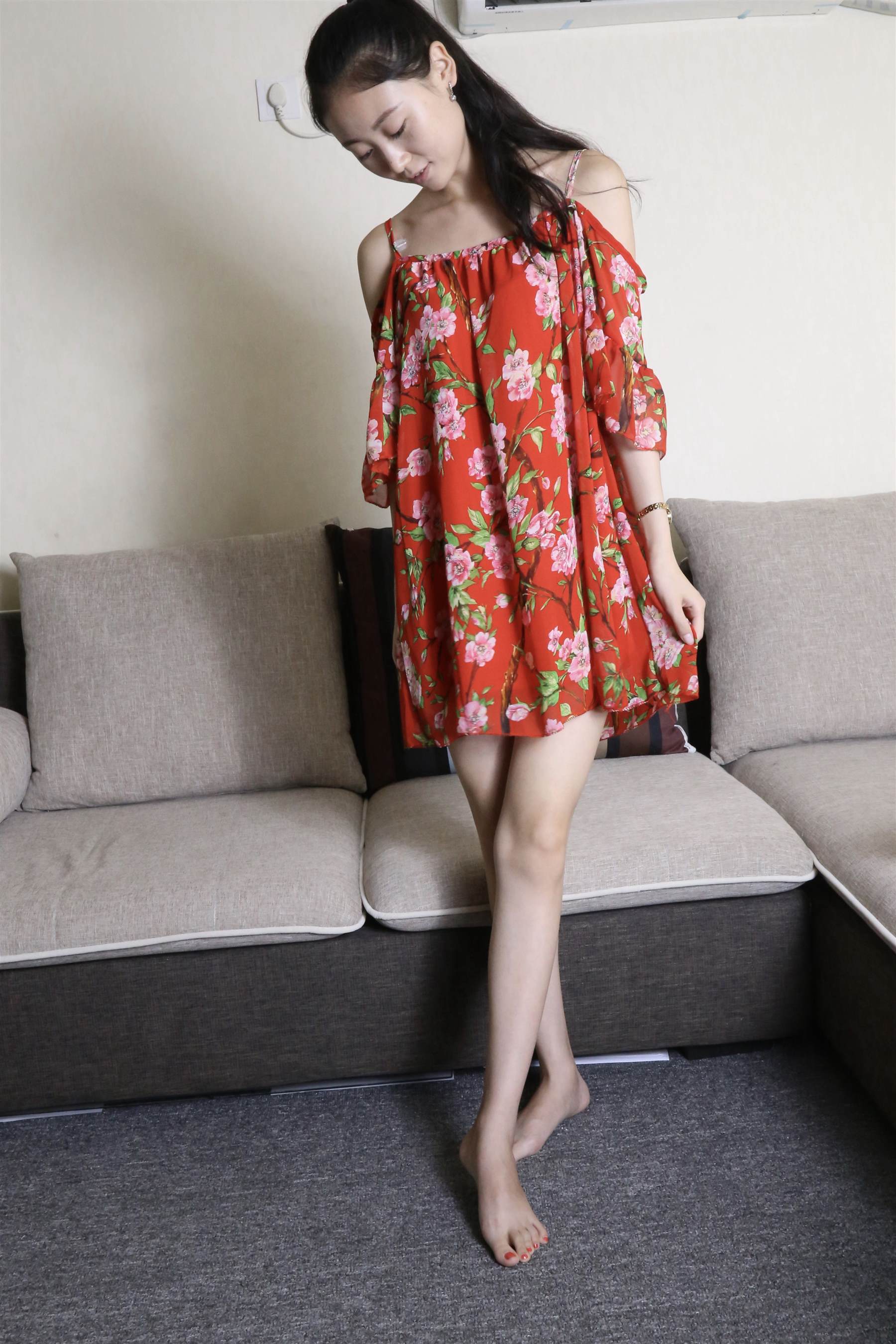 《茜茜嫩足玩物》作品图