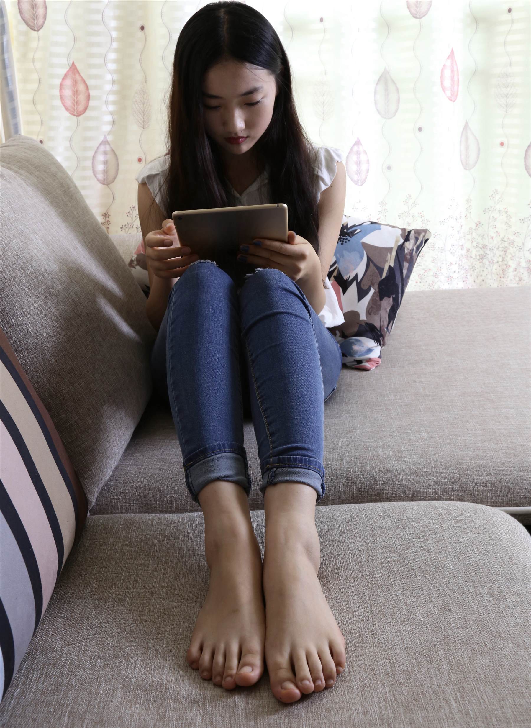 《牛仔裸足玩物》作品图