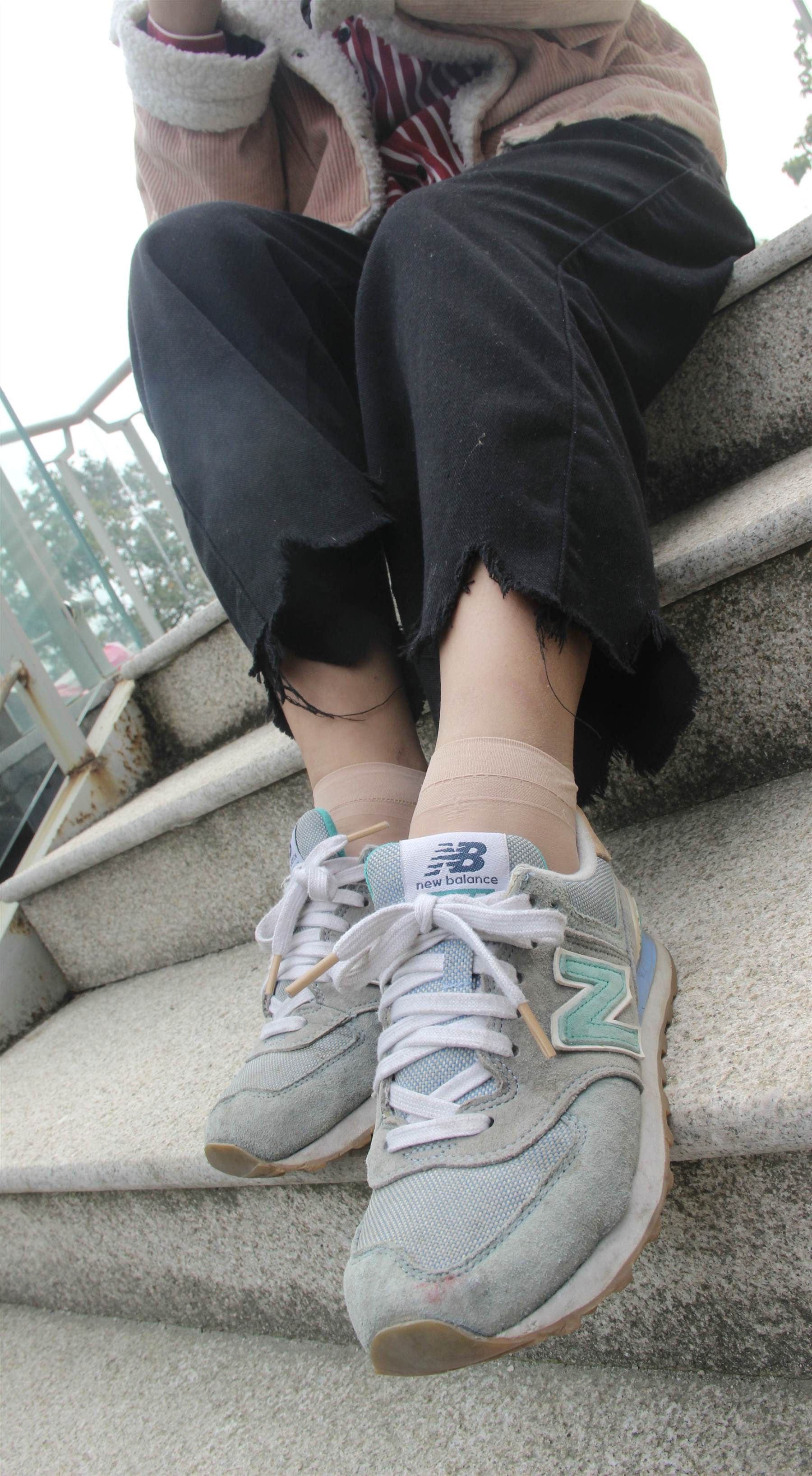 《新百伦丝袜脚の脱袜全程+【视频1个百度网盘下载】》作品图