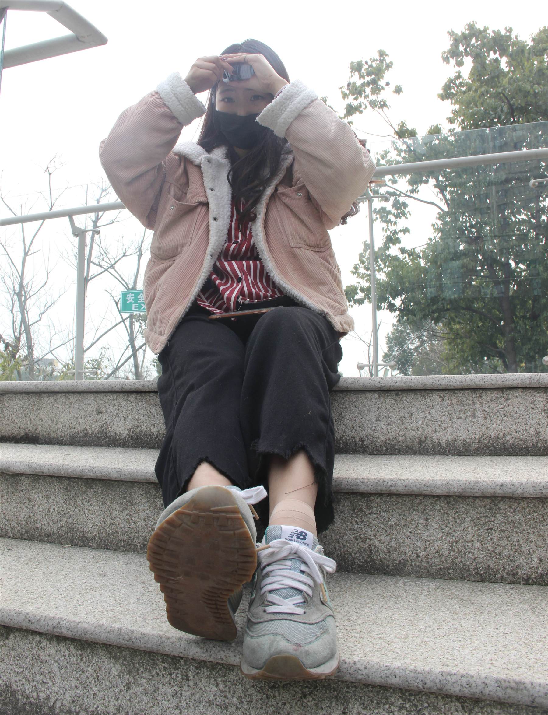 《新百伦丝袜脚の脱袜全程+【视频1个百度网盘下载】》作品图