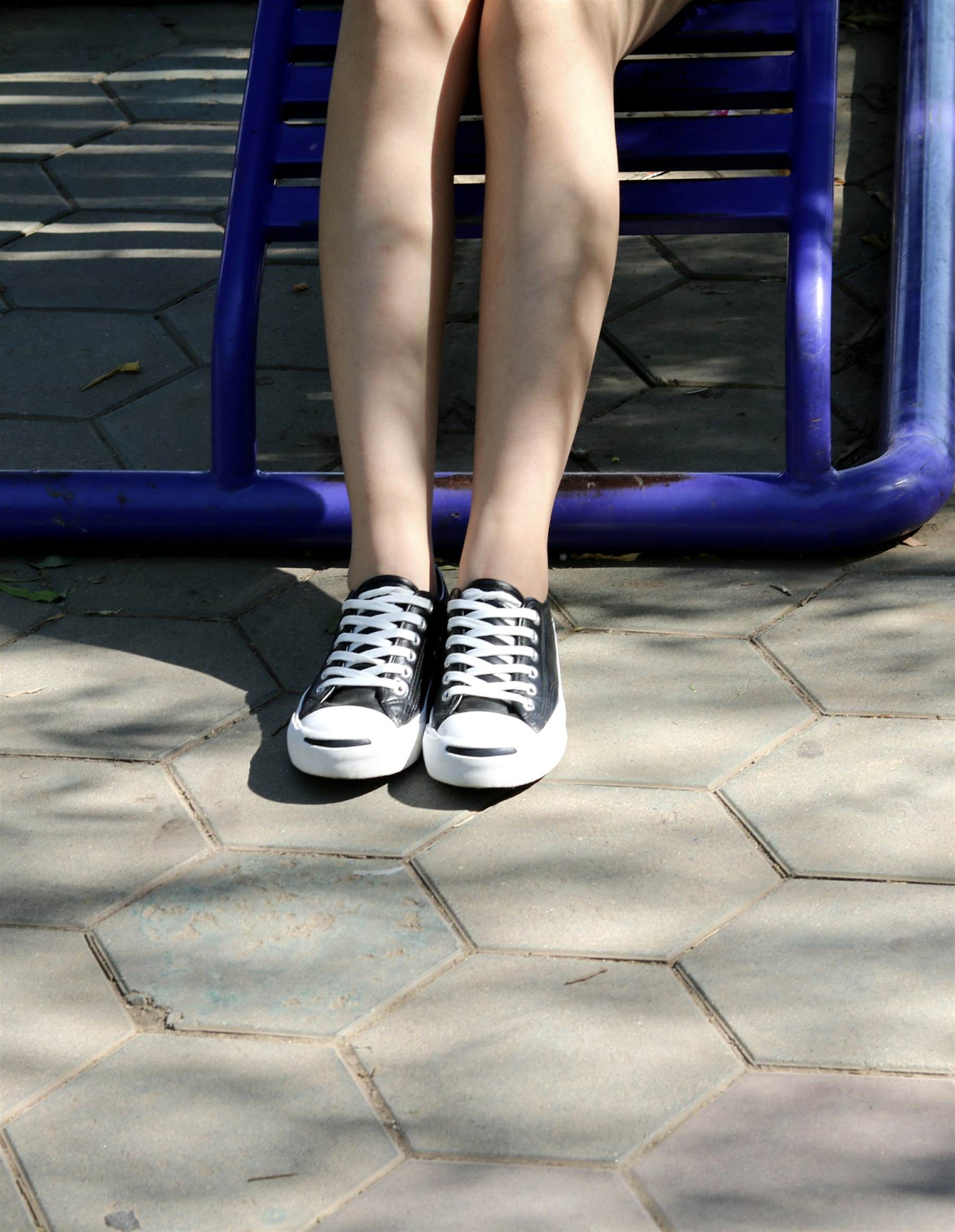 《小姐姐船袜带穿脱过程+【视频1个网盘下载】》作品图