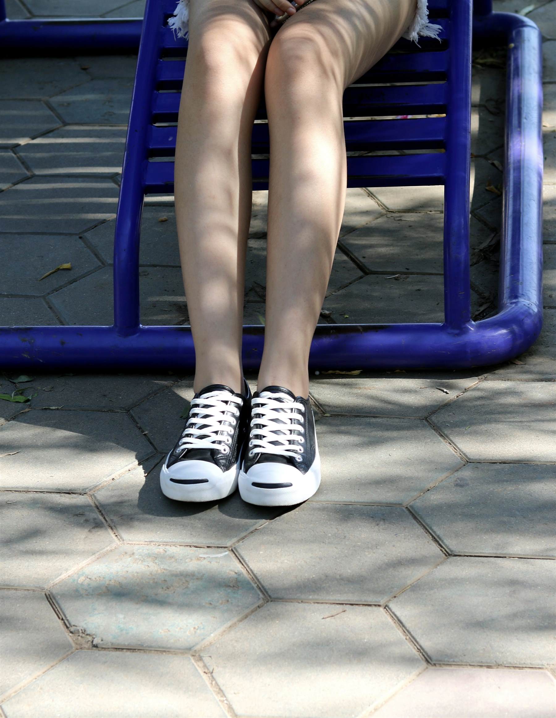 《小姐姐船袜带穿脱过程+【视频1个网盘下载】》作品图