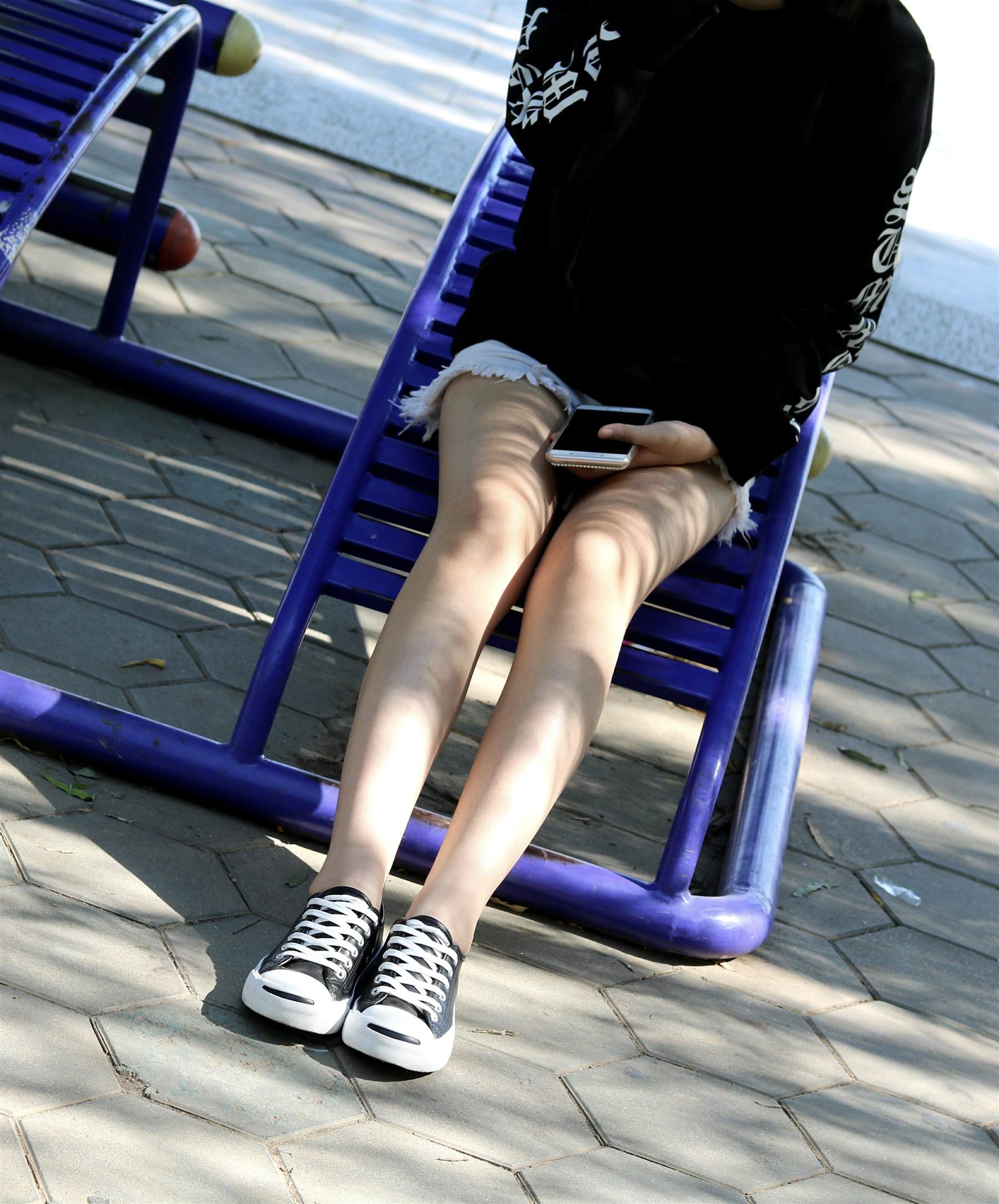 《小姐姐船袜带穿脱过程+【视频1个网盘下载】》作品图