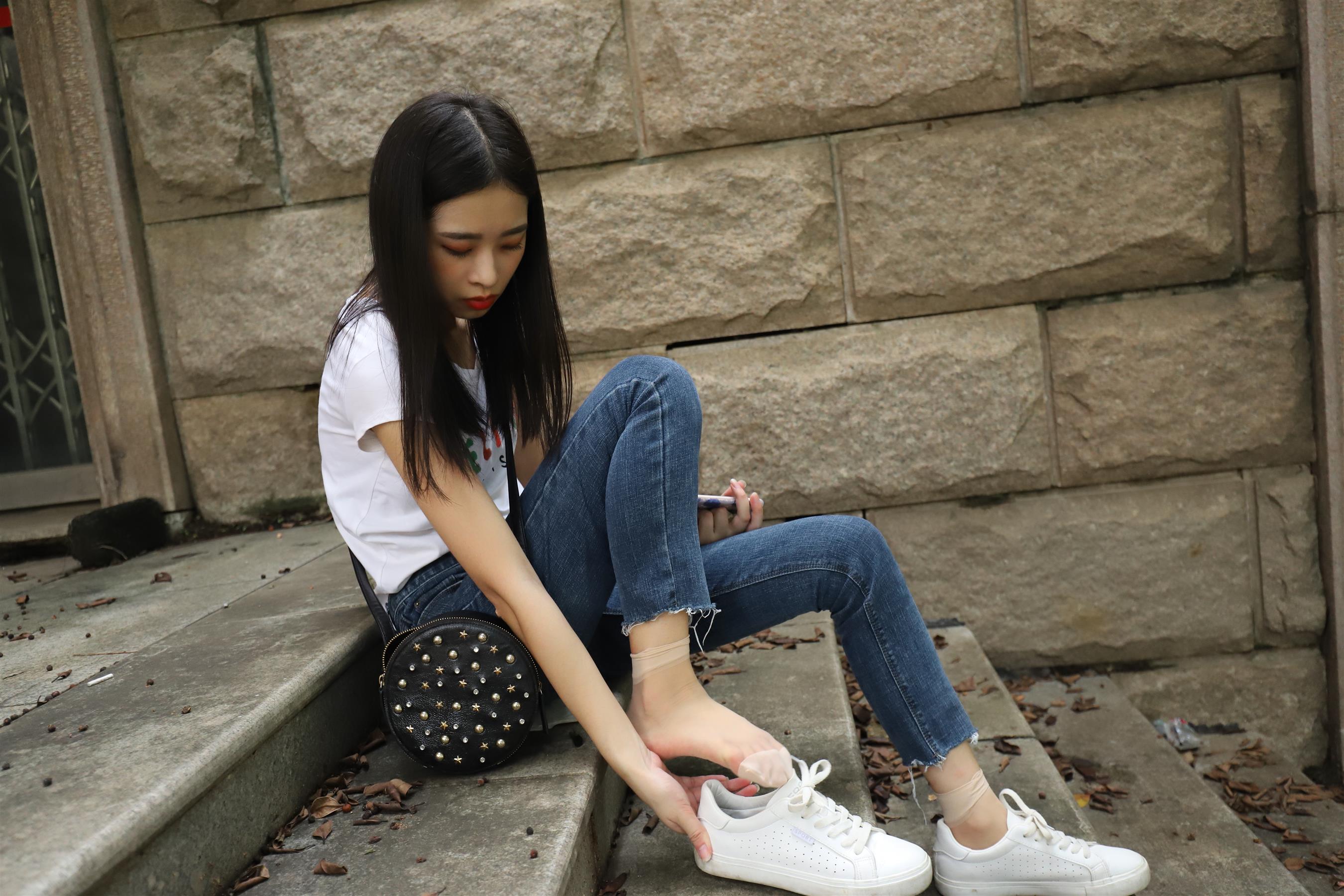 《九分牛仔の板鞋丝袜脚丫下》作品图