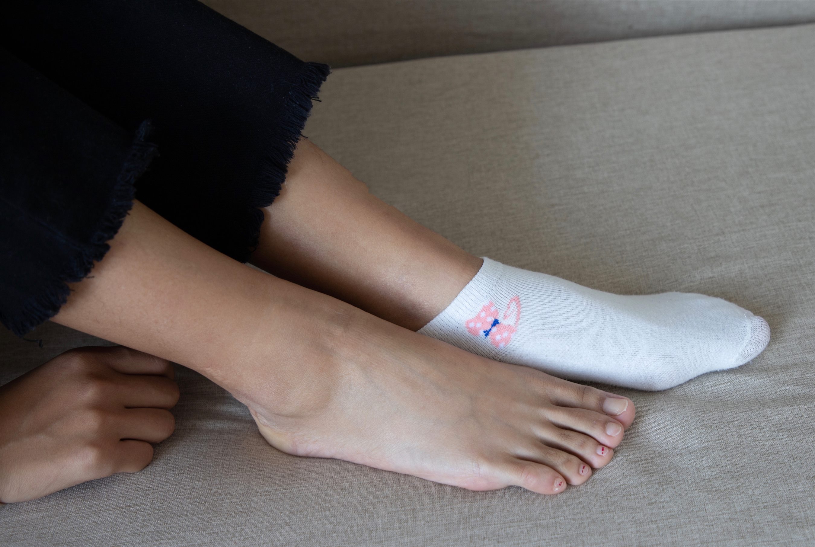 《学妹的帆布鞋の棉袜脚丫+【视频1个网盘下载】》作品图