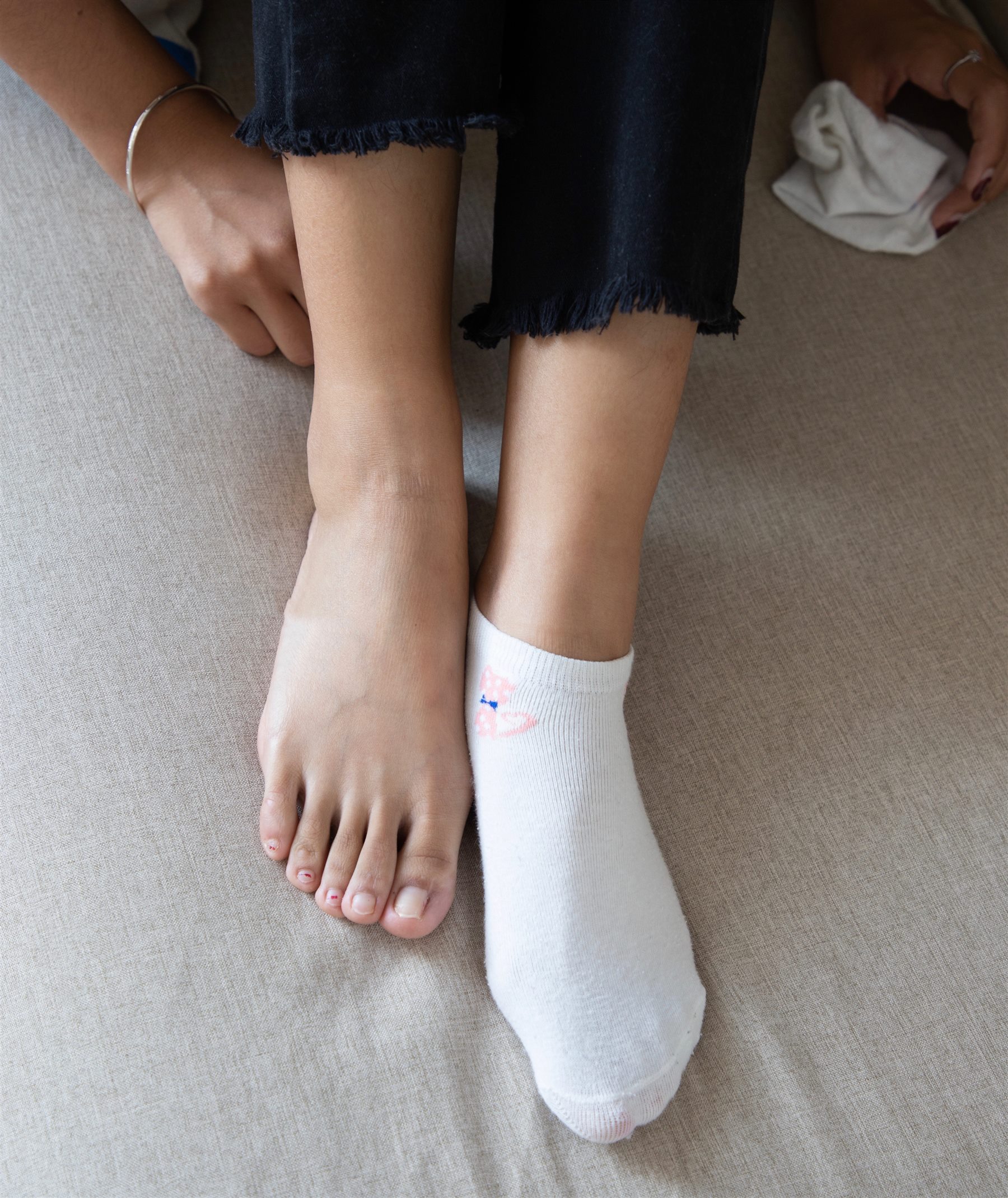 《学妹的帆布鞋の棉袜脚丫+【视频1个网盘下载】》作品图