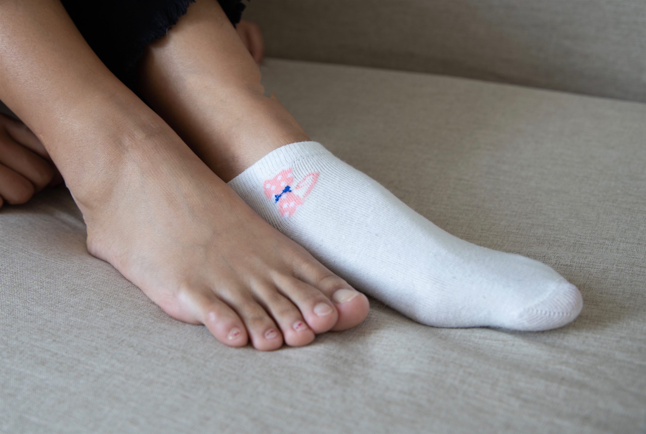 《学妹的帆布鞋の棉袜脚丫+【视频1个网盘下载】》作品图