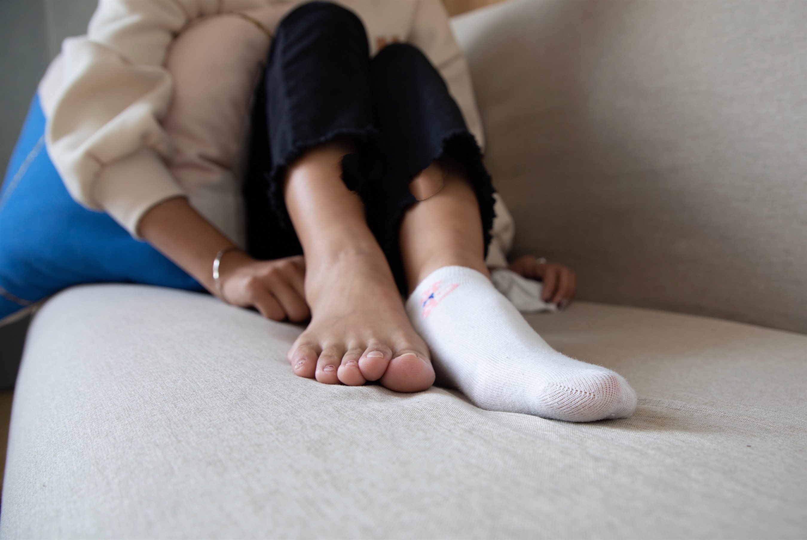 《学妹的帆布鞋の棉袜脚丫+【视频1个网盘下载】》作品图