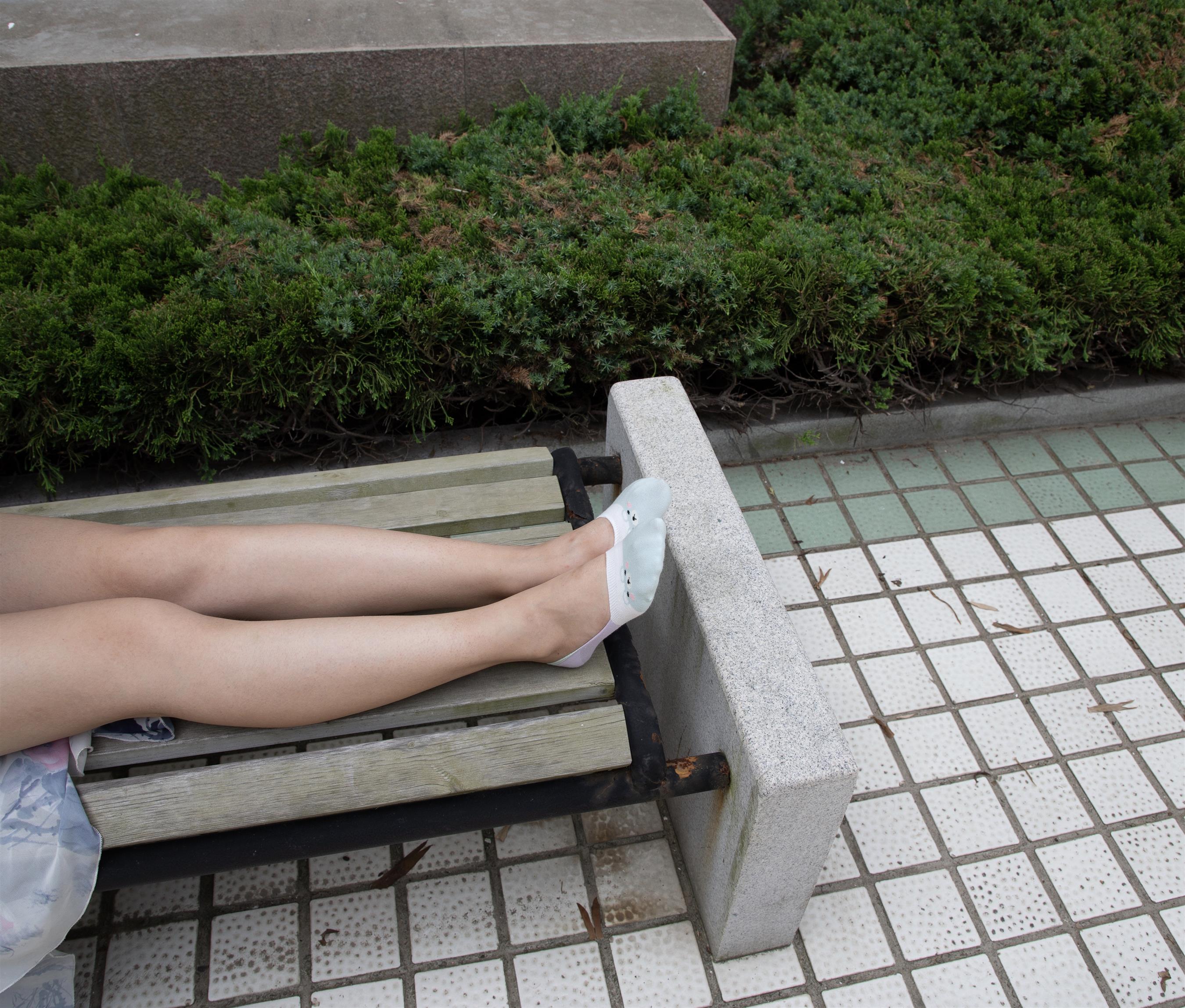 《学妹运动鞋の船换丝脚丫》作品图