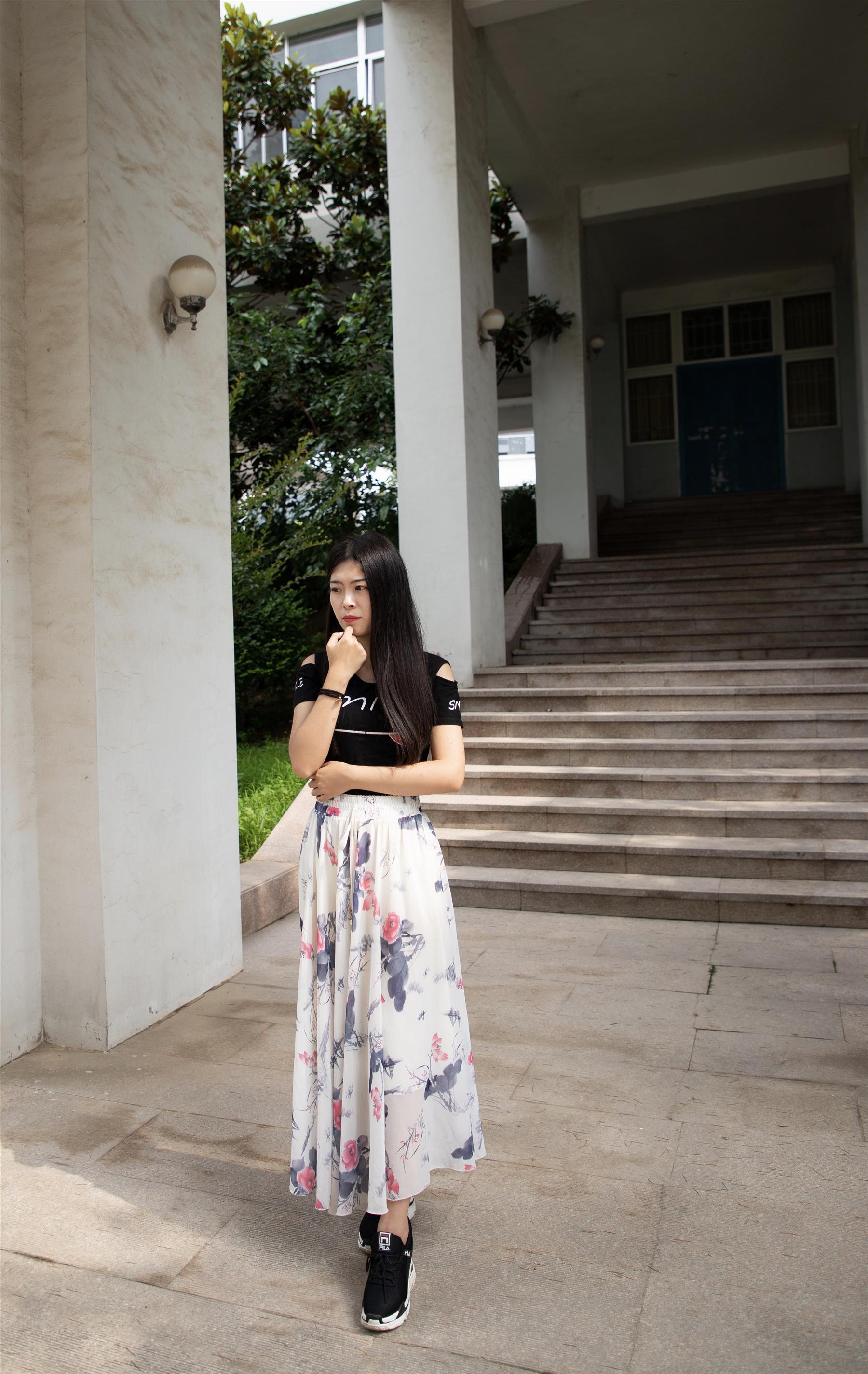 《学妹运动鞋の船换丝脚丫》作品图