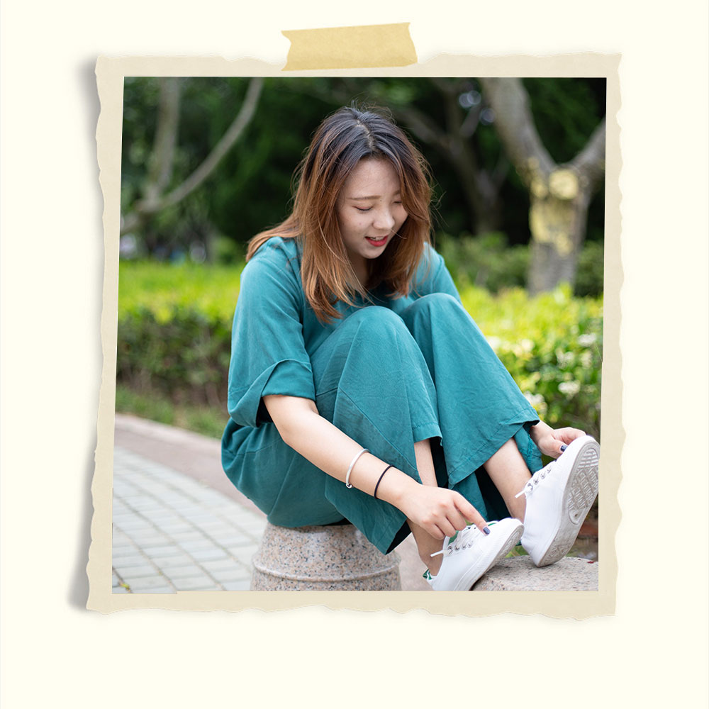 小姐姐绿衣板鞋船袜脚丫