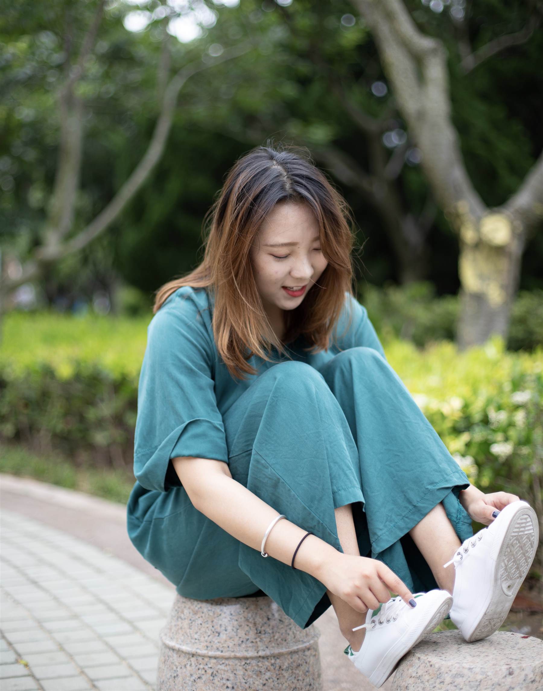 《小姐姐绿衣板鞋船袜脚丫》作品图