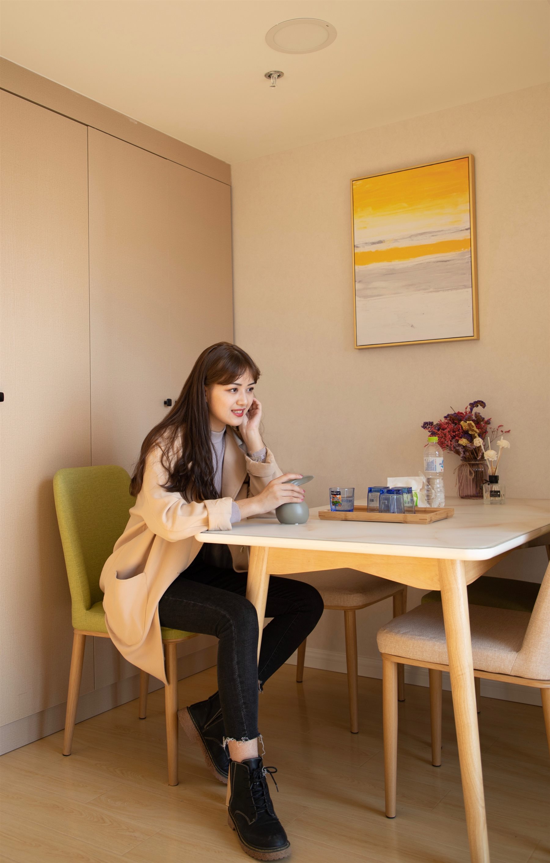 《小姐姐短靴の黑棉袜脚丫+【视频1个网盘下载】》作品图