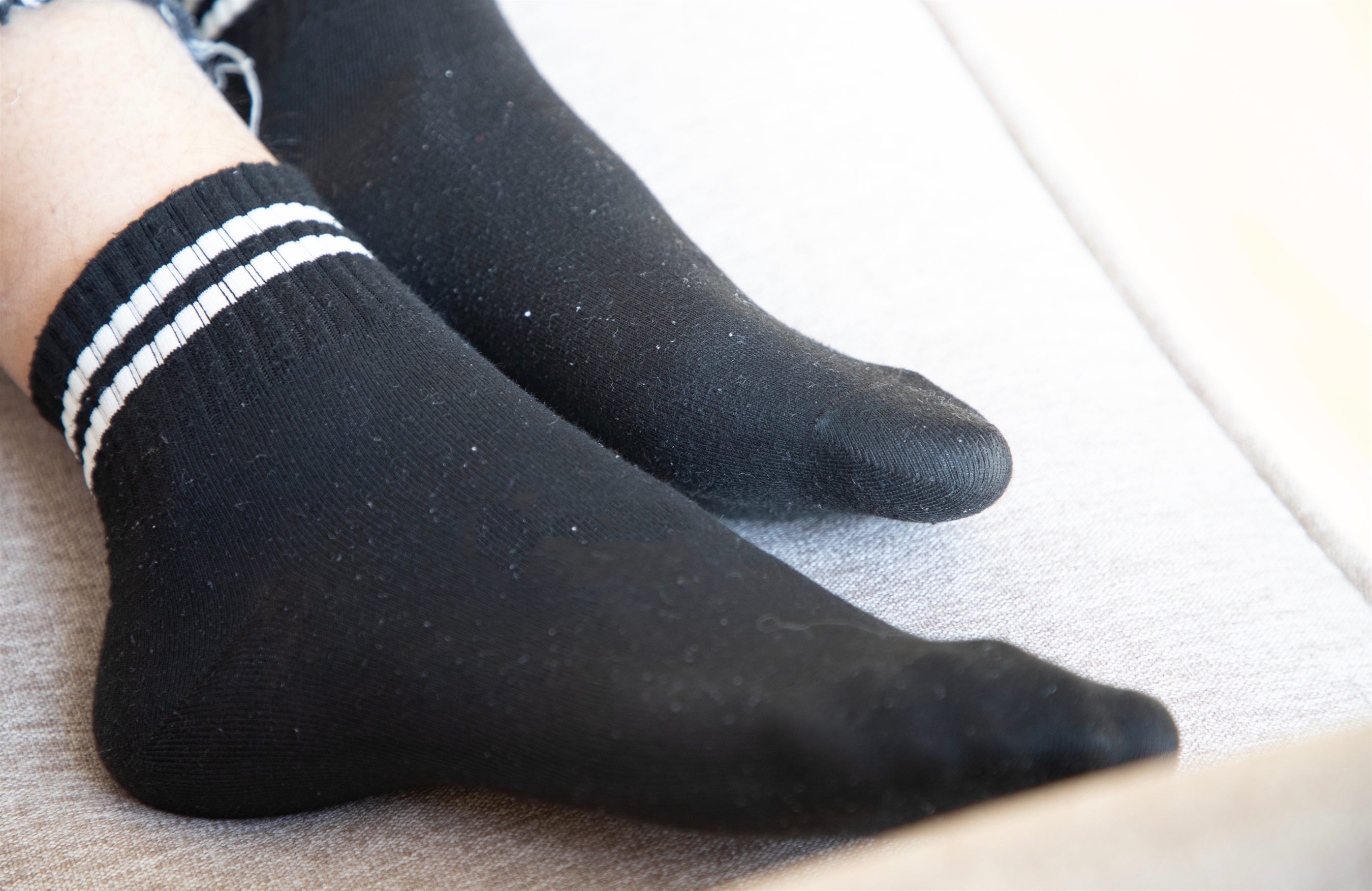 《小姐姐短靴の黑棉袜脚丫+【视频1个网盘下载】》作品图