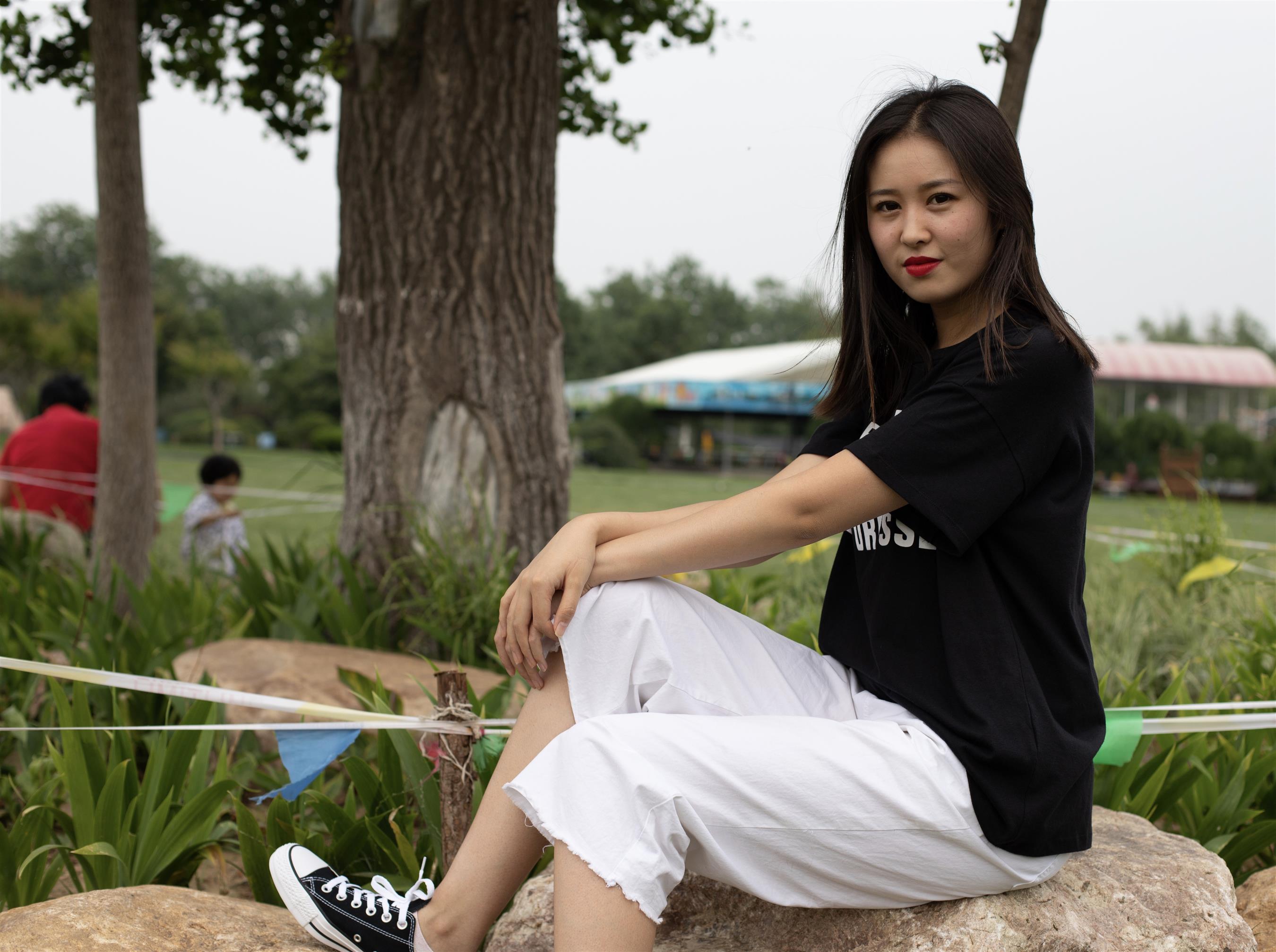 《小姐姐公园帆布鞋の棉袜踏青》作品图