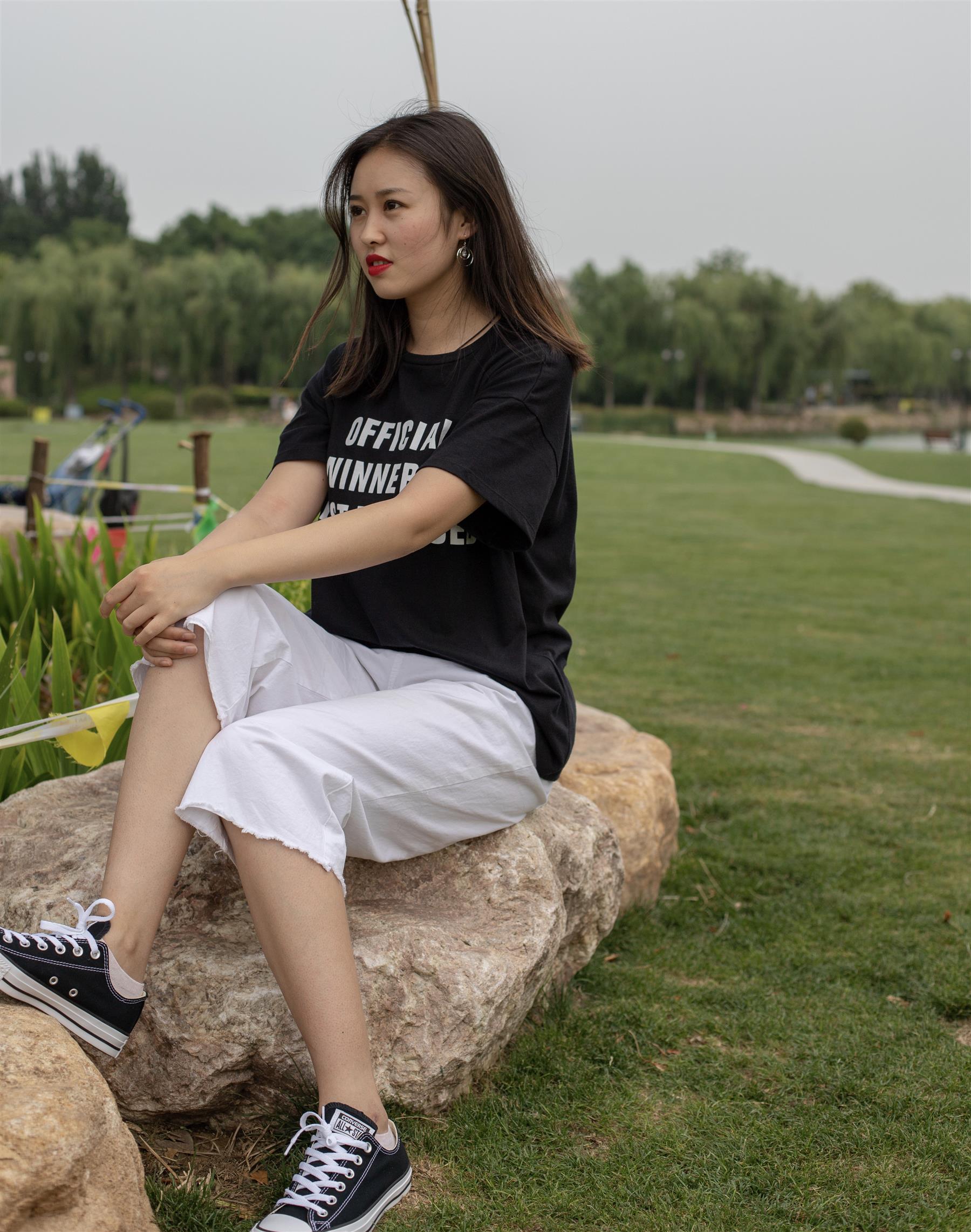 《小姐姐公园帆布鞋の棉袜踏青》作品图