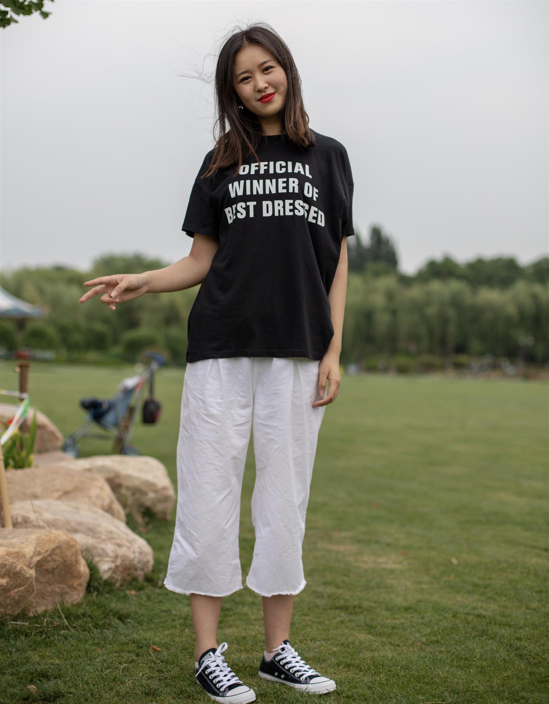 《小姐姐公园帆布鞋の棉袜踏青》作品图