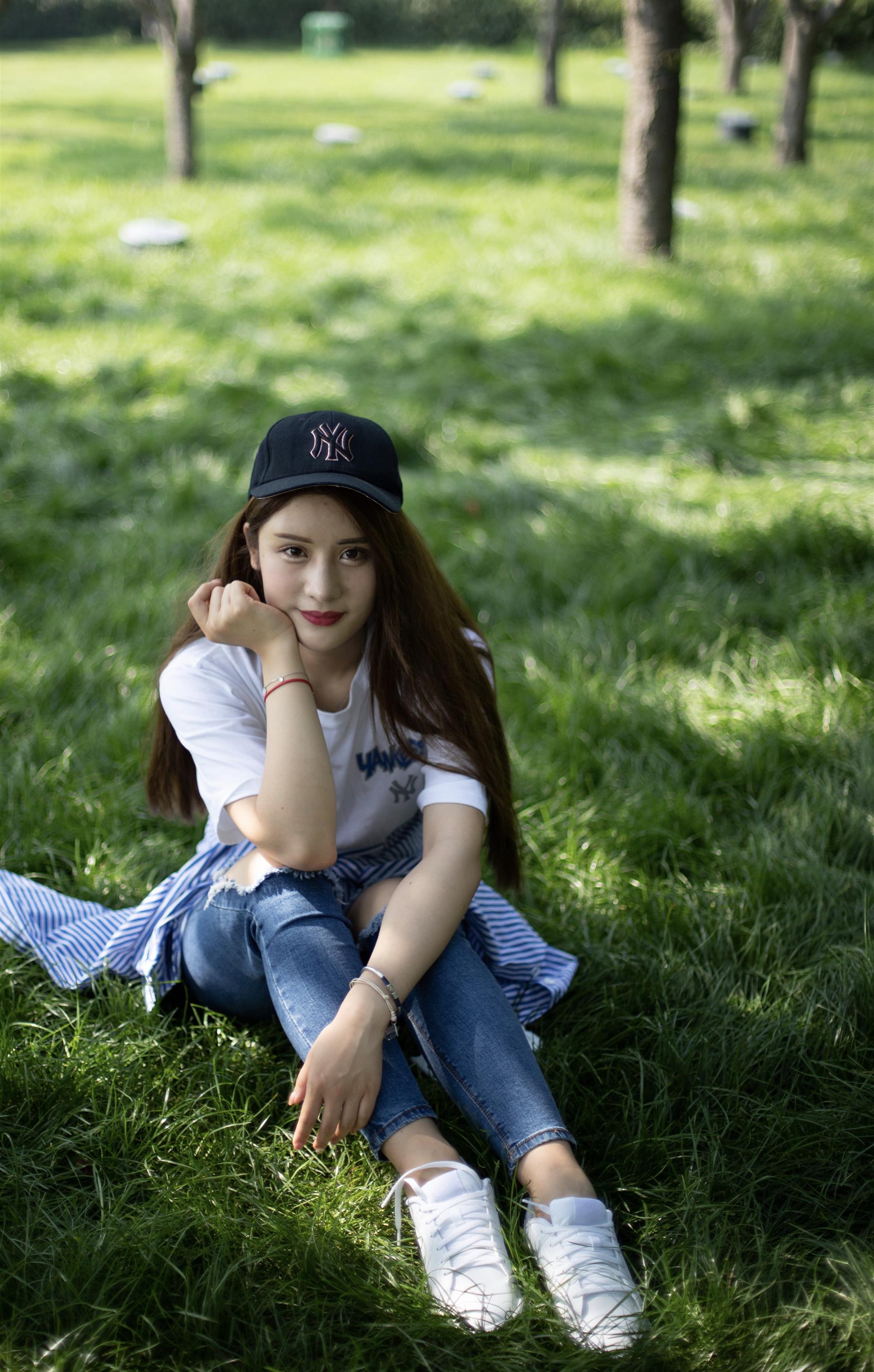 《小姐姐板鞋棉袜踏青》作品图