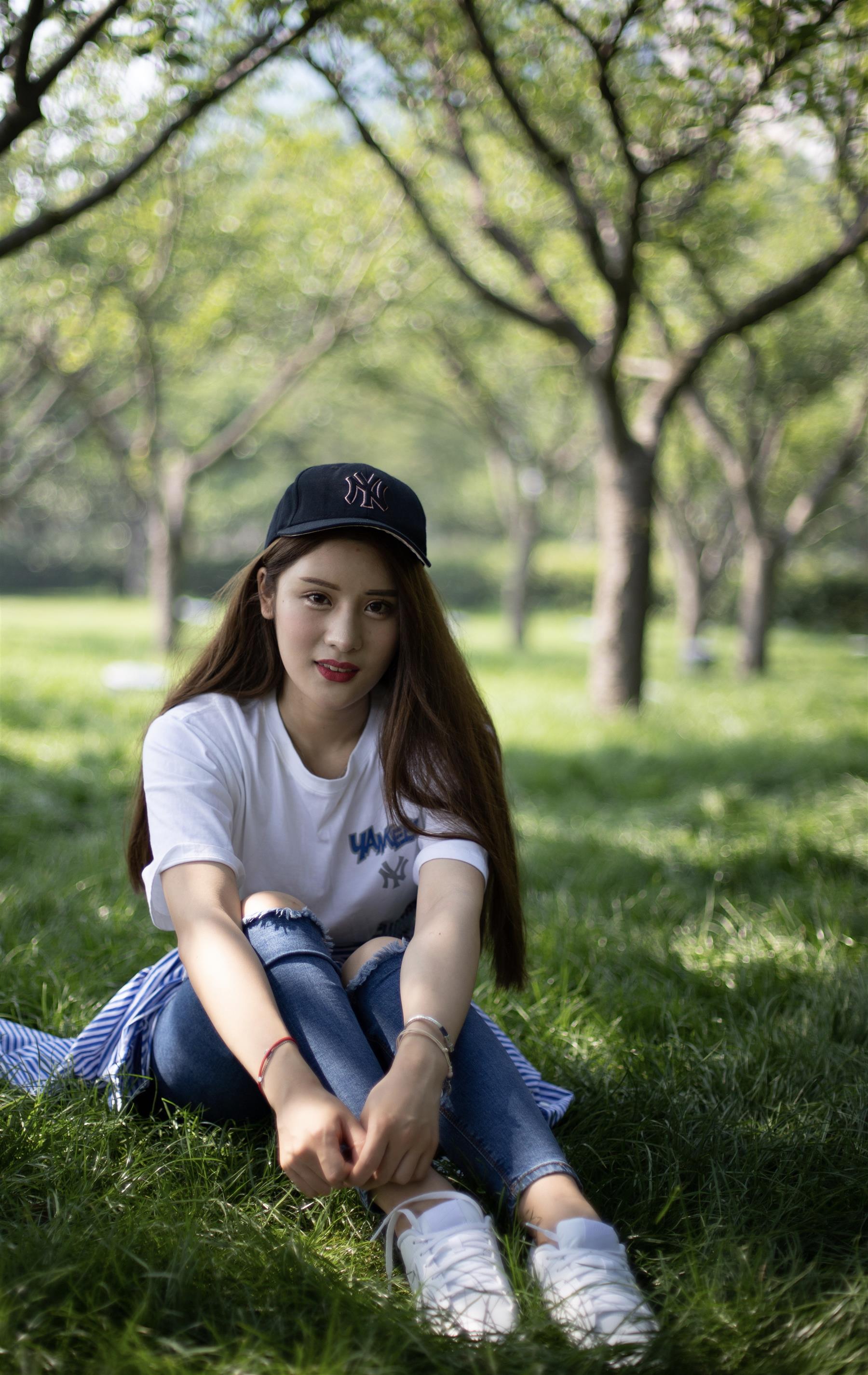 《小姐姐板鞋棉袜踏青》作品图