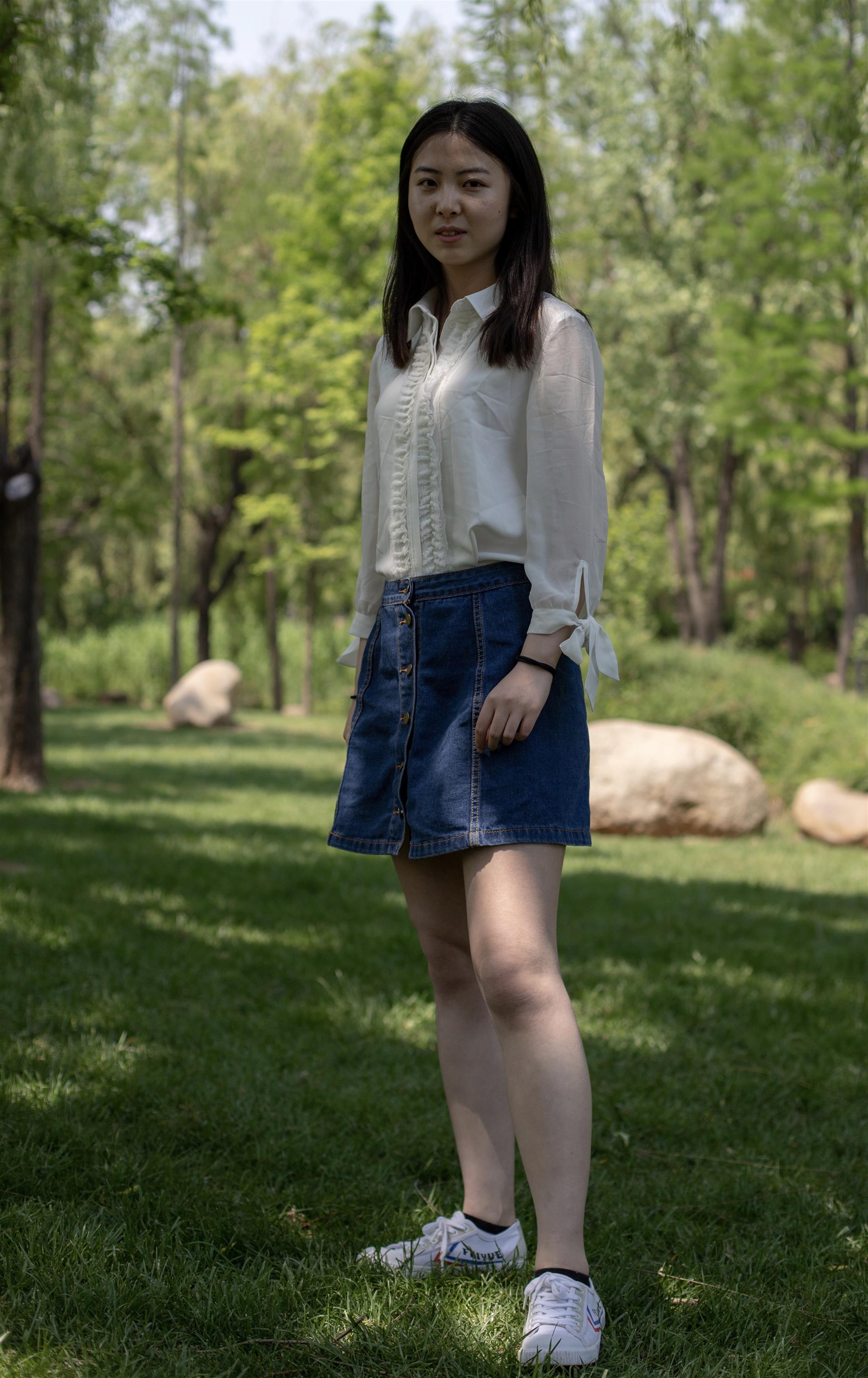 《公园里的白棉袜脚丫》作品图