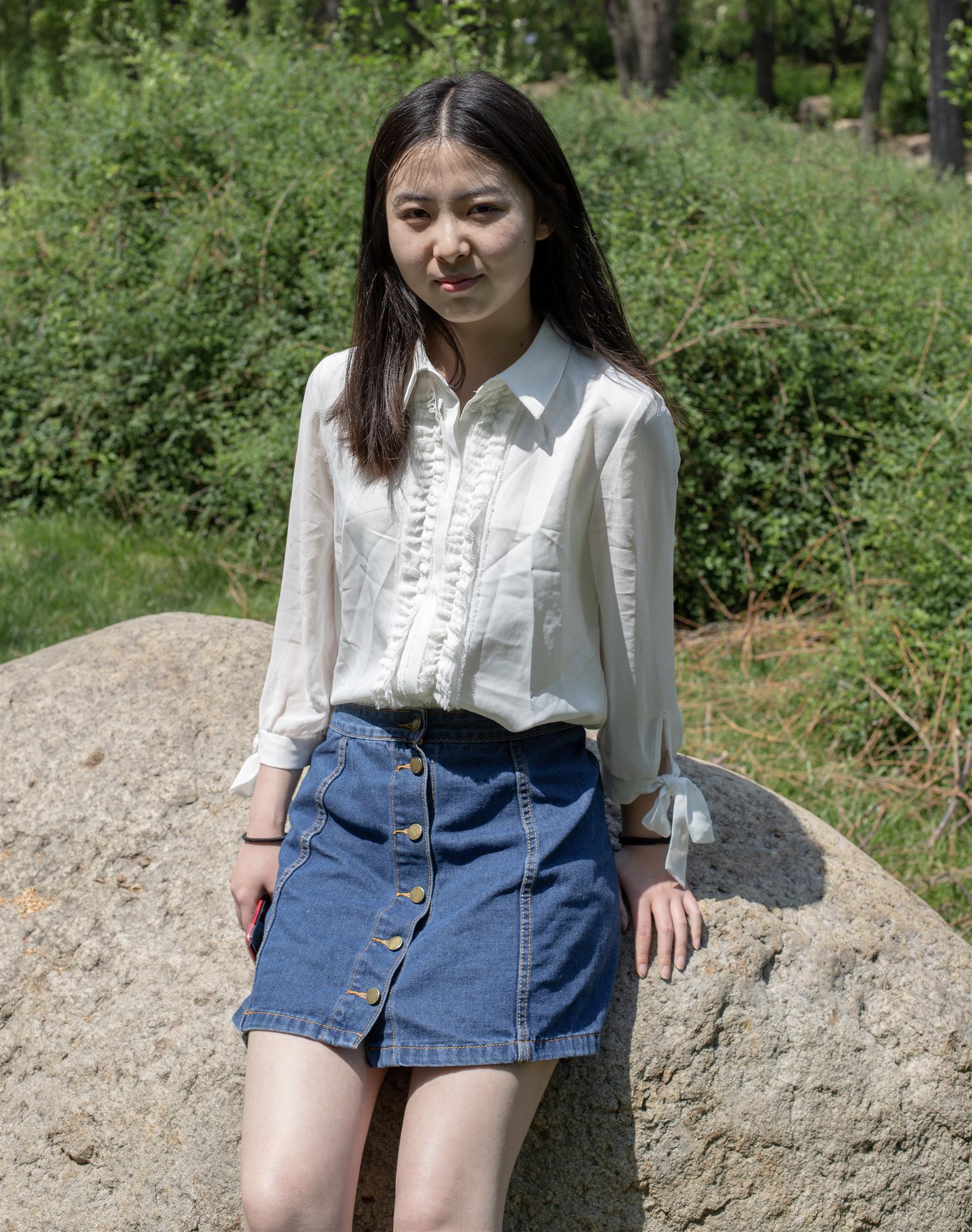 《公园里的白棉袜脚丫》作品图