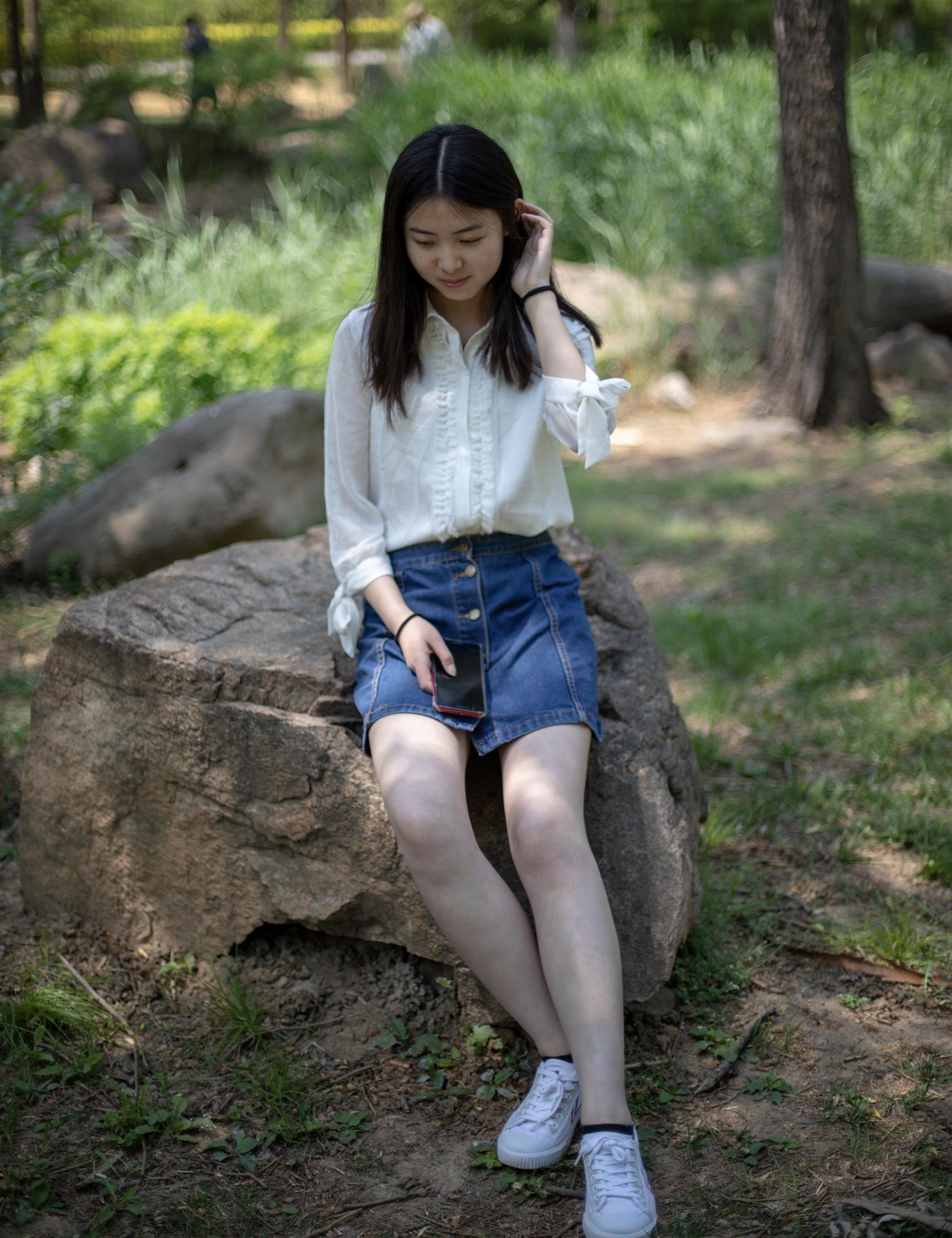 《公园里的白棉袜脚丫》作品图