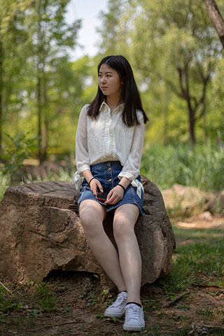 公园里小姐姐的白棉袜脚丫