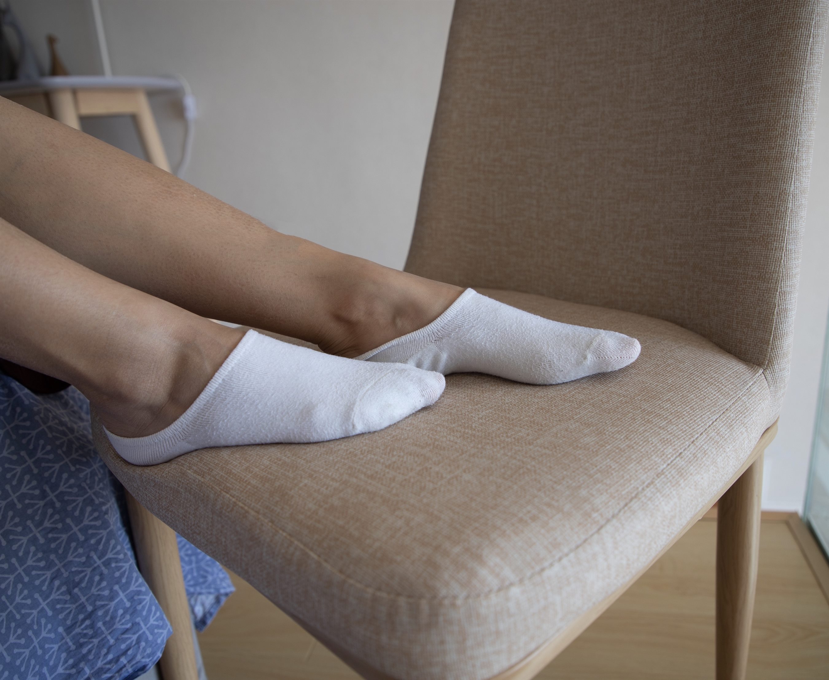 《运动鞋の白船袜脚丫+【视频1个网盘下载】》作品图