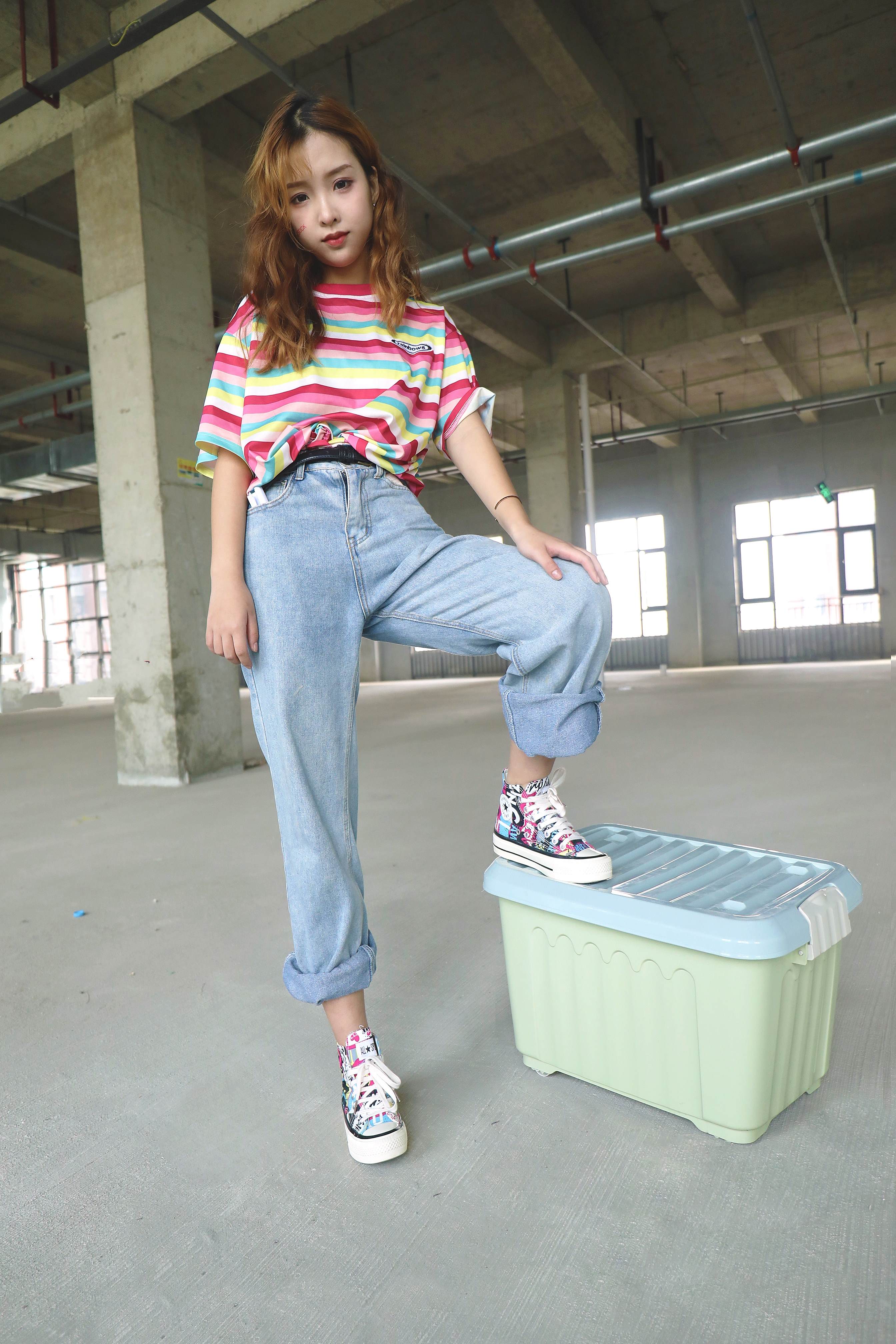 《毛坯房里的帆布鞋の船袜脚》作品图