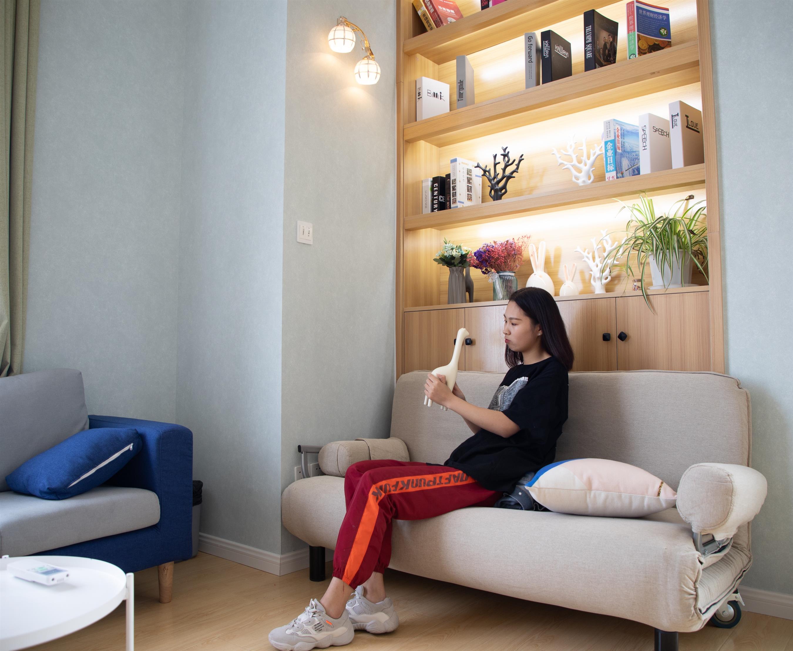 《小姐姐的白船袜脚丫+【视频1个网盘下载】》作品图