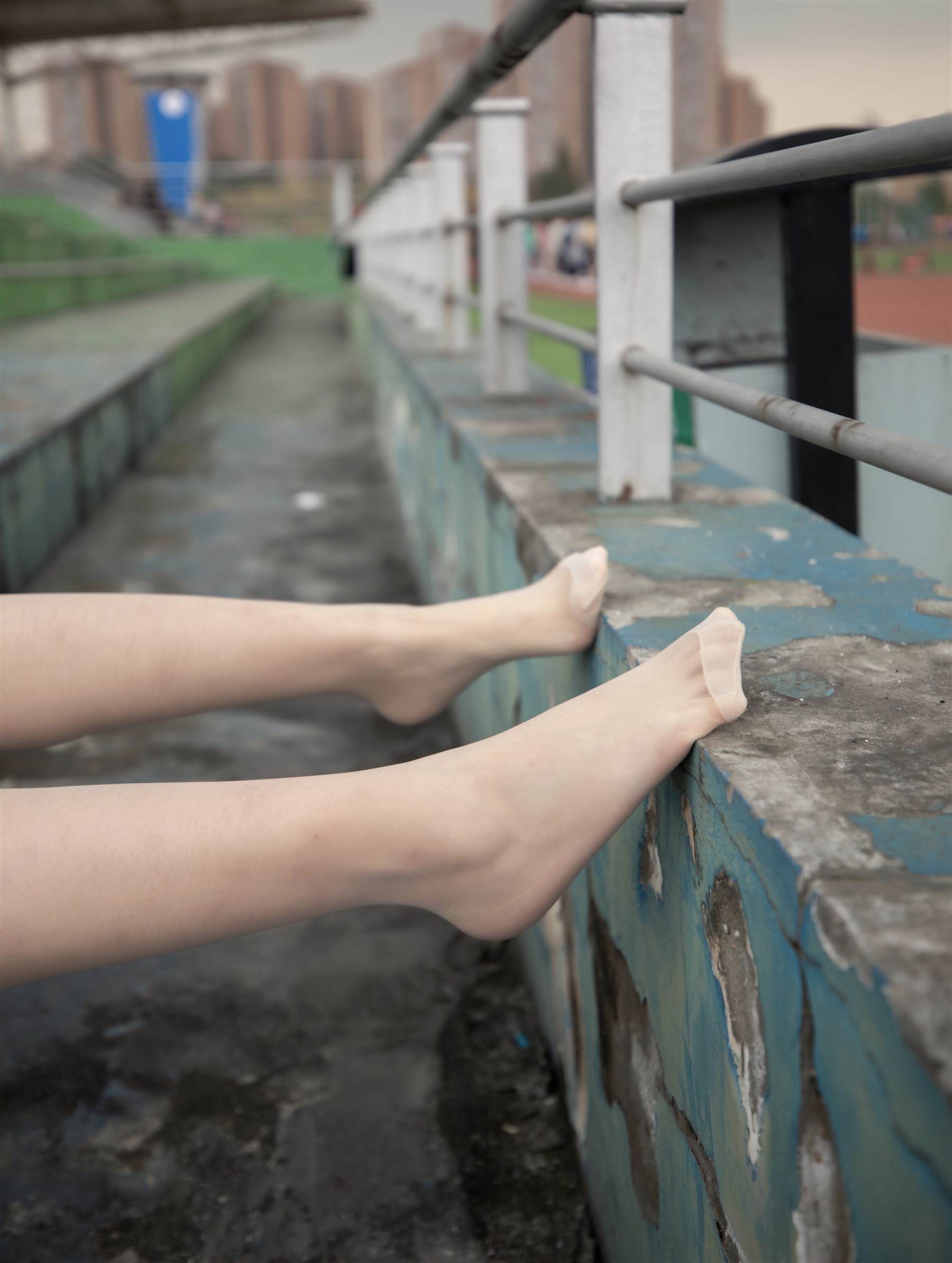 《看台少女的丝袜脚丫+【视频1个网盘下载】》作品图