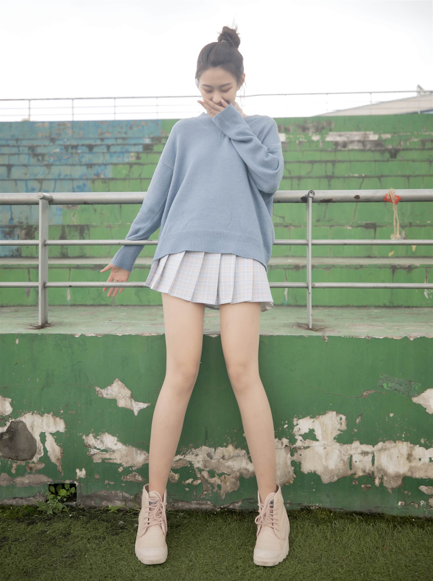 《看台少女的丝袜脚丫+【视频1个网盘下载】》作品图