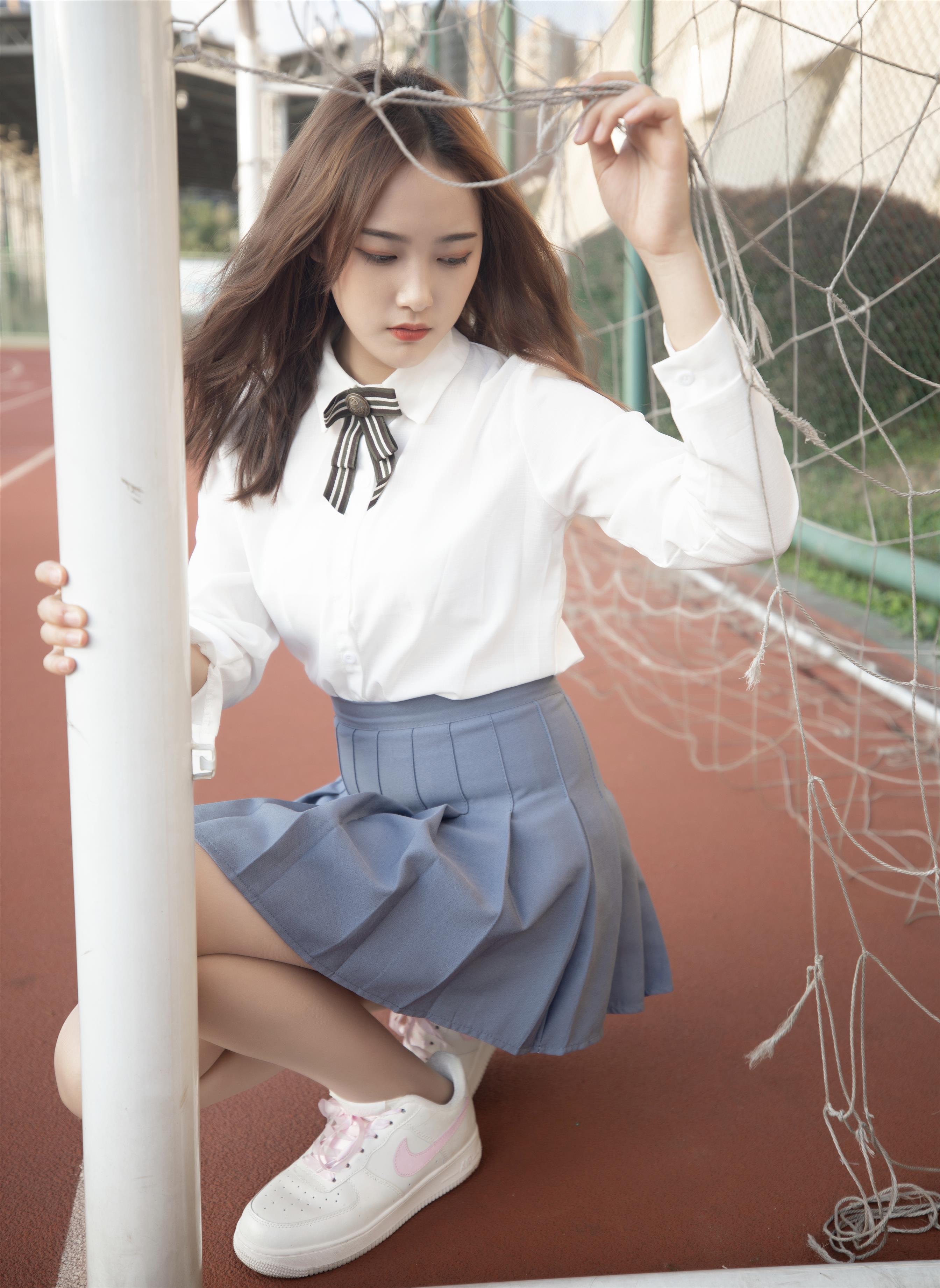 《少女板鞋の丝袜脚丫》作品图