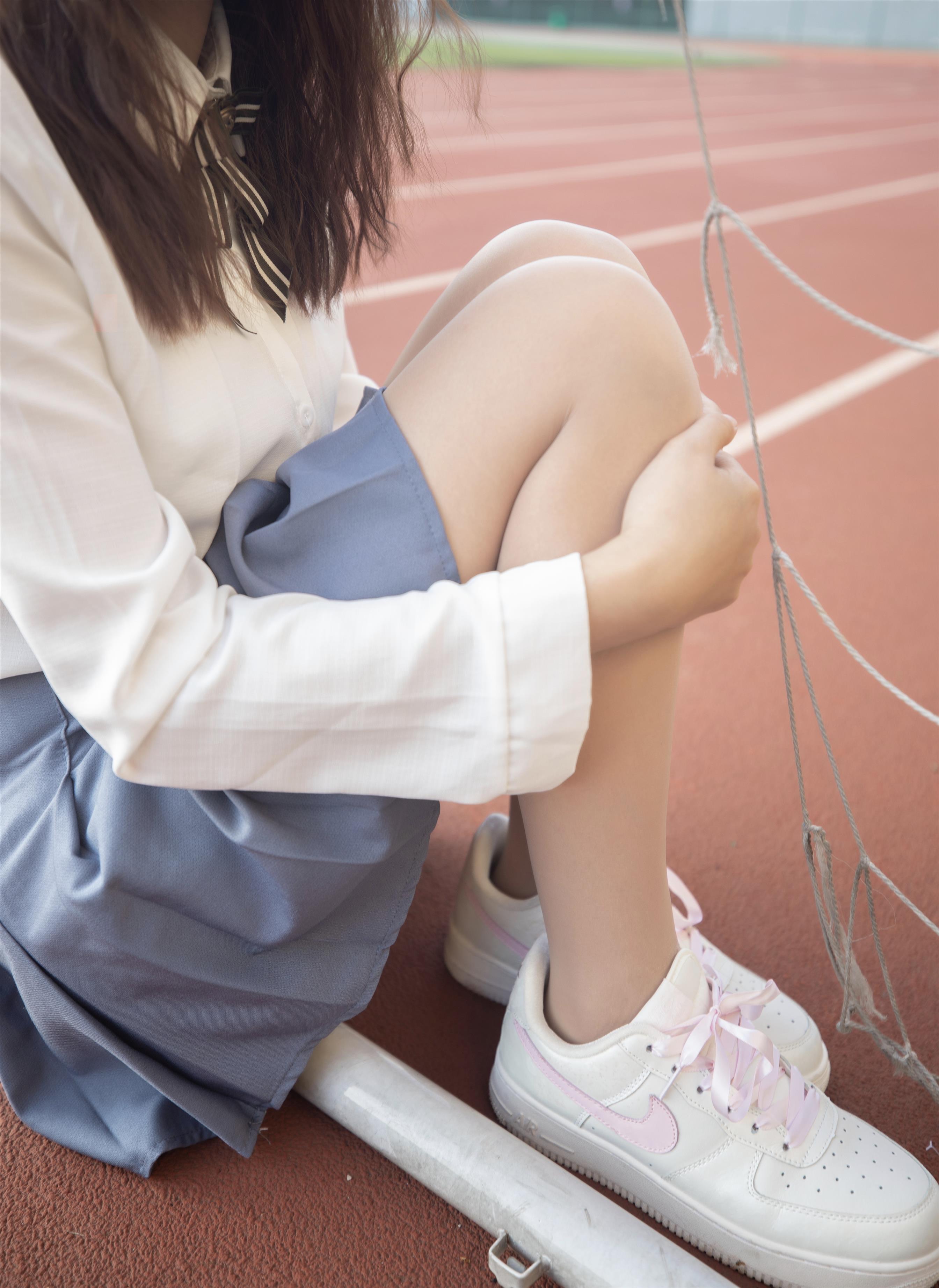 《少女板鞋の丝袜脚丫》作品图