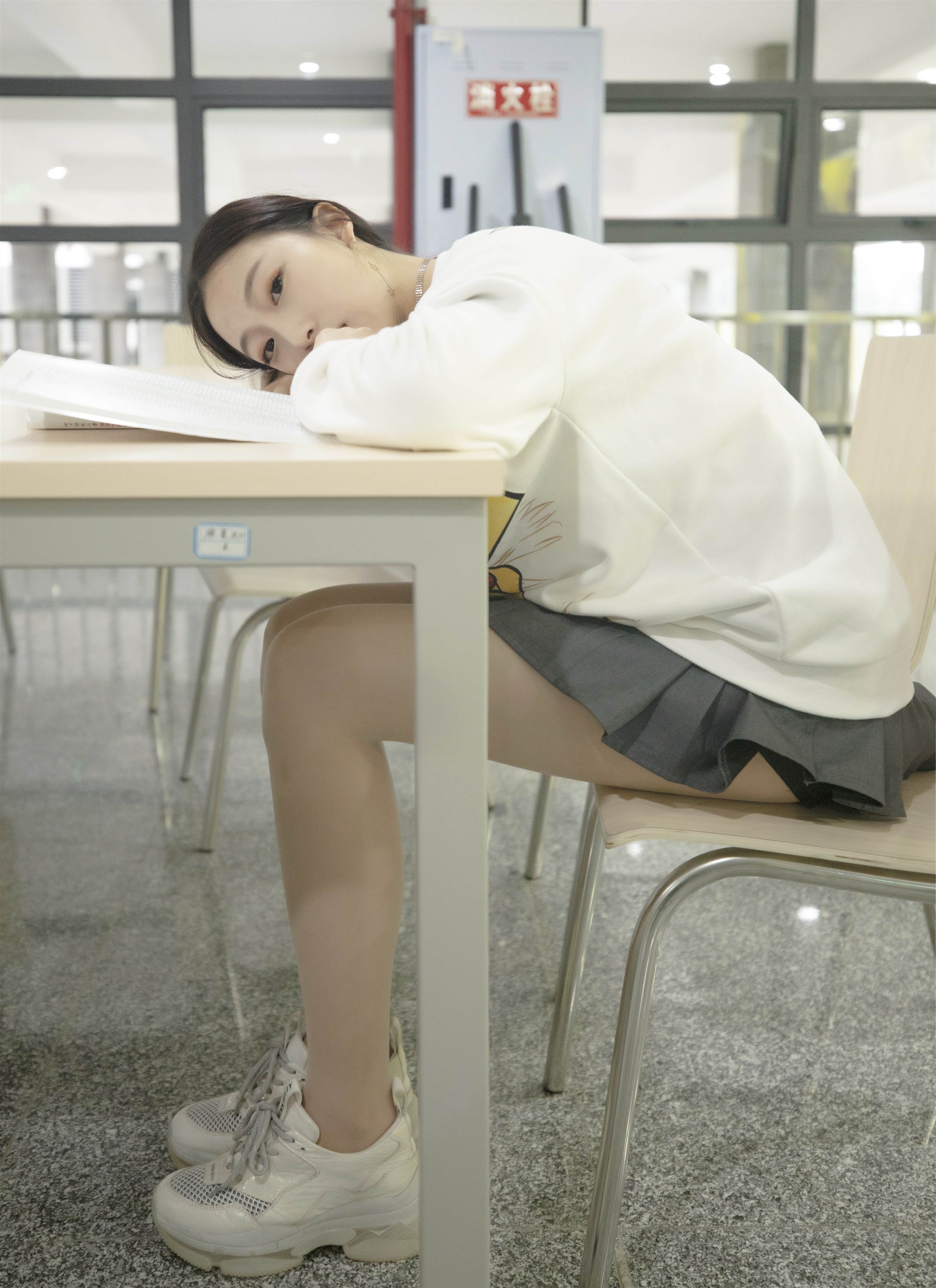 《运动鞋丝袜脚丫》作品图