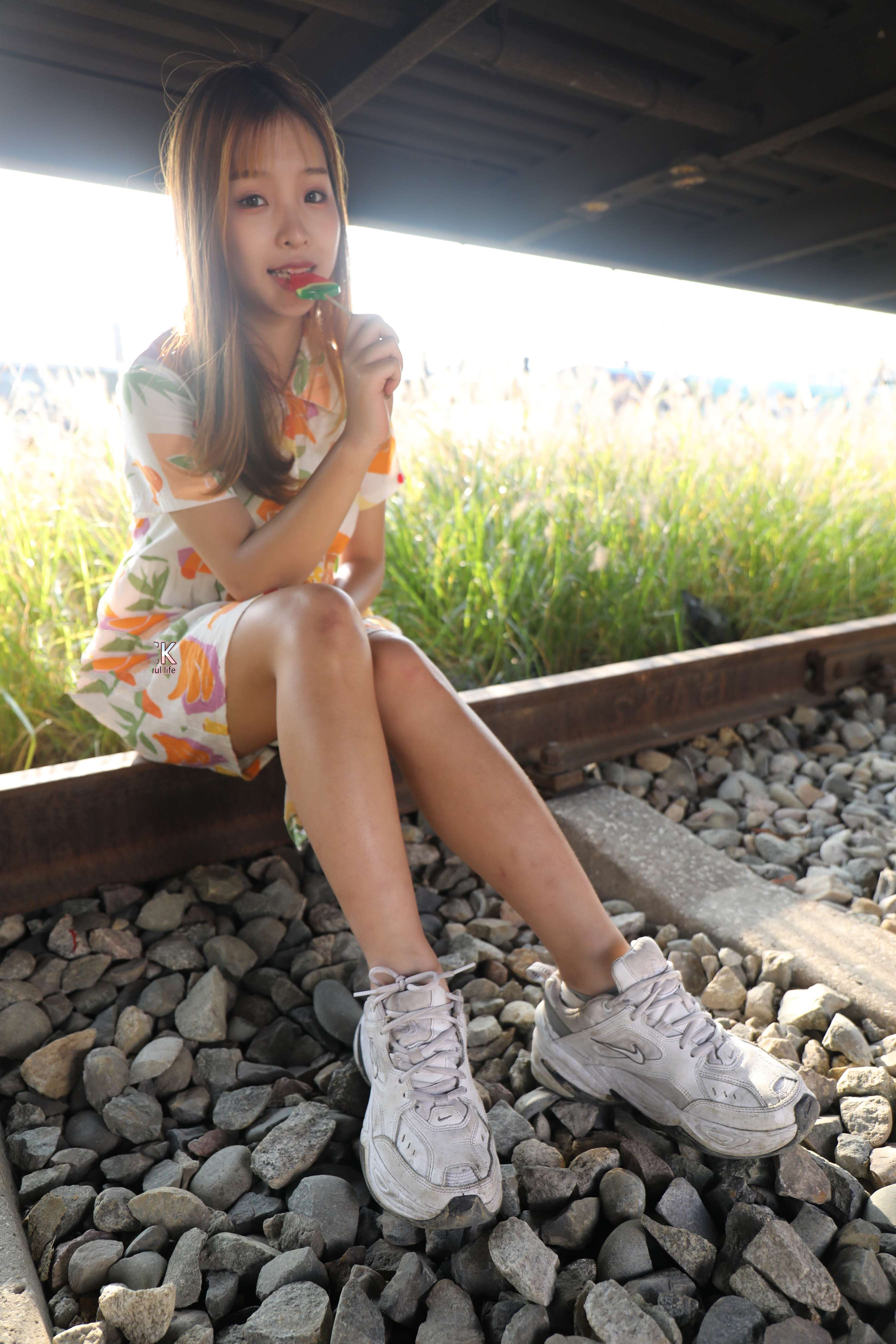 《户外吃棒棒糖的女孩》作品图